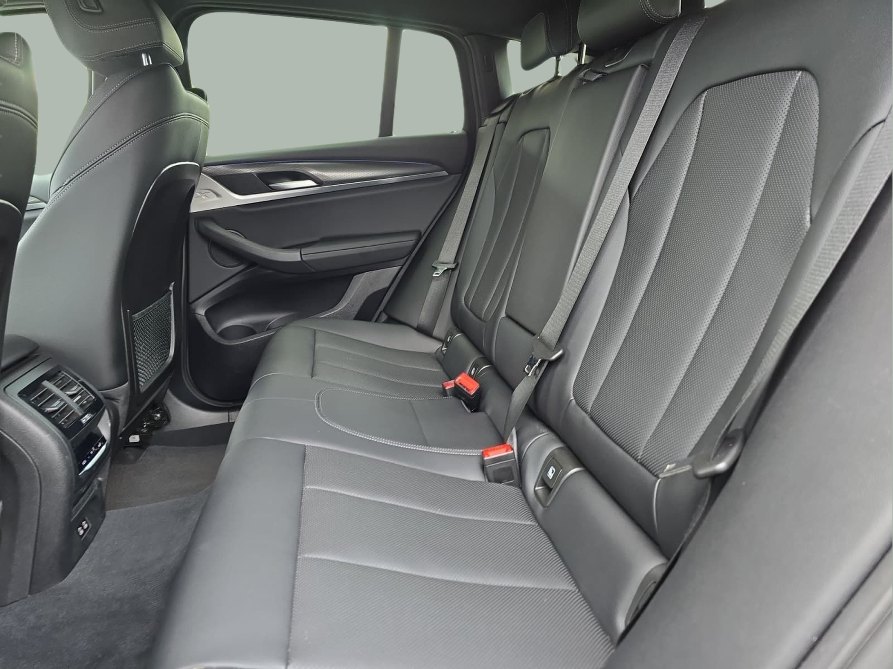 BMW X4 xDrive20d color Negro. Año 2024. 140KW(190CV). Diesel. En concesionario MCoutinho Bomcar Leiria de Leiria
