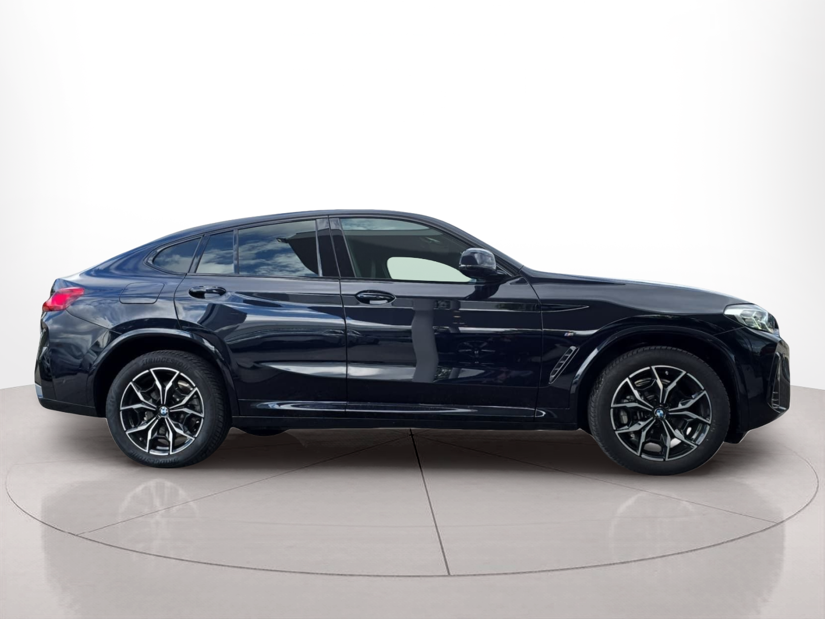 BMW X4 xDrive20d color Negro. Año 2024. 140KW(190CV). Diesel. En concesionario MCoutinho Bomcar Leiria de Leiria
