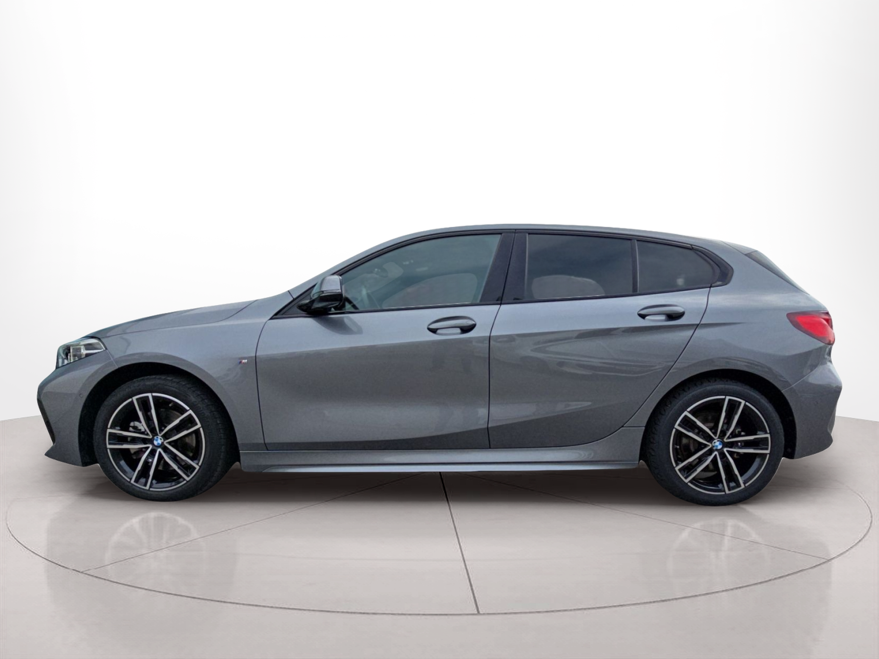Fotos de BMW Série 1 116d color Gris. Año 2024. 85KW(116CV). Diesel. En concesionario MCoutinho Bomcar Leiria de Leiria