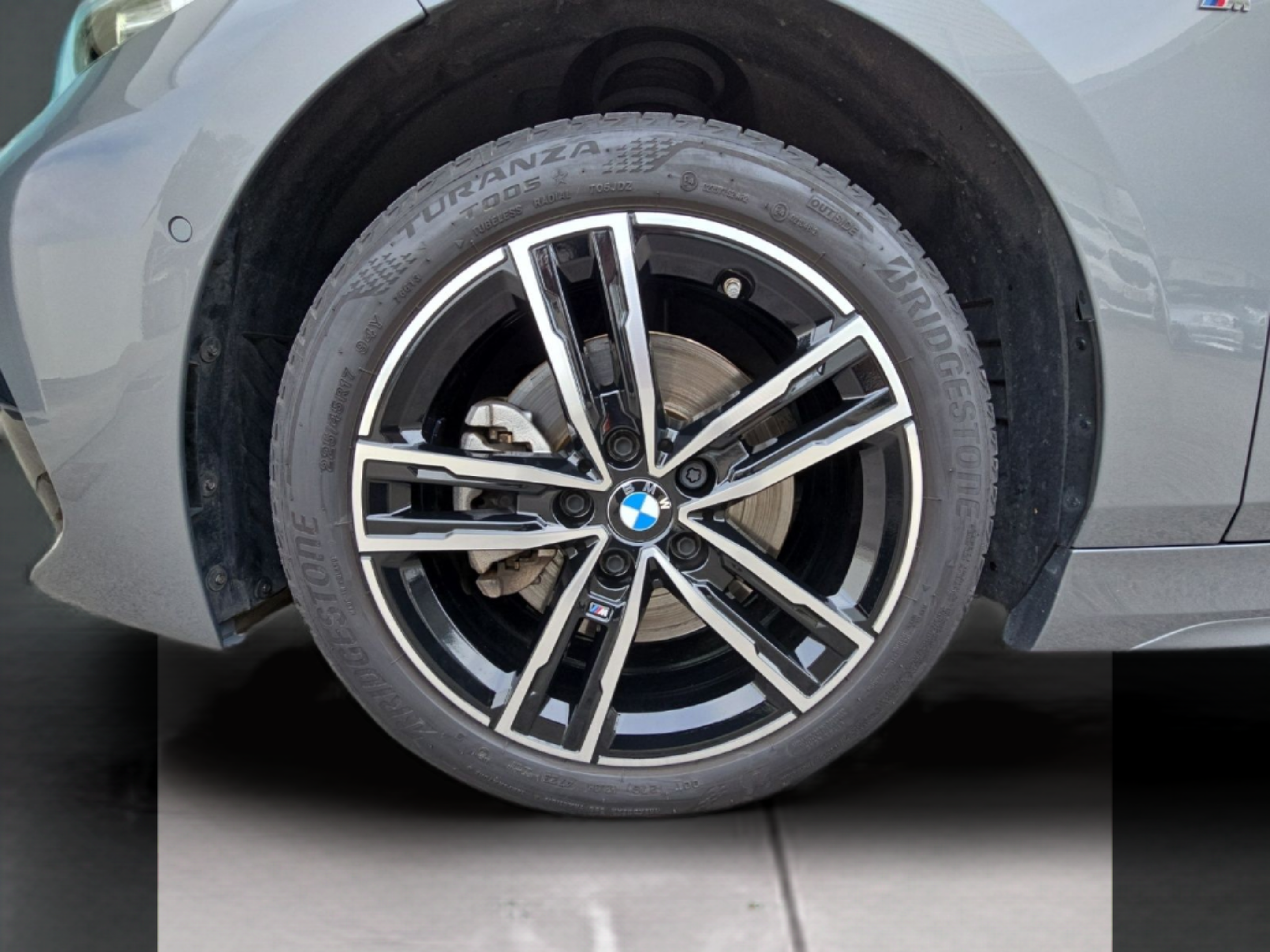 BMW Série 1 116d color Gris. Año 2024. 85KW(116CV). Diesel. En concesionario MCoutinho Bomcar Leiria de Leiria