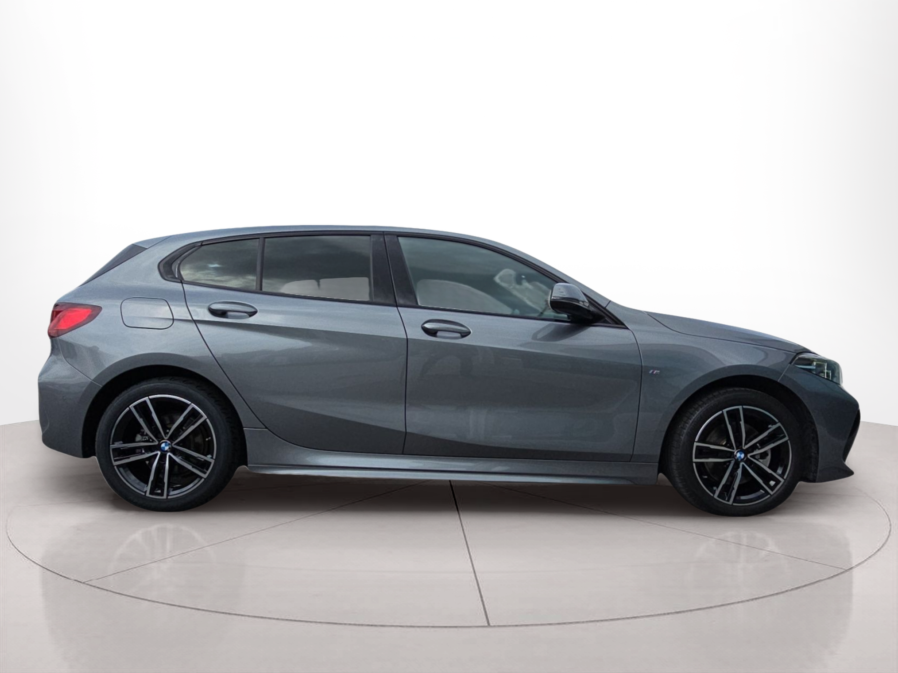 BMW Série 1 116d color Gris. Año 2024. 85KW(116CV). Diesel. En concesionario MCoutinho Bomcar Leiria de Leiria