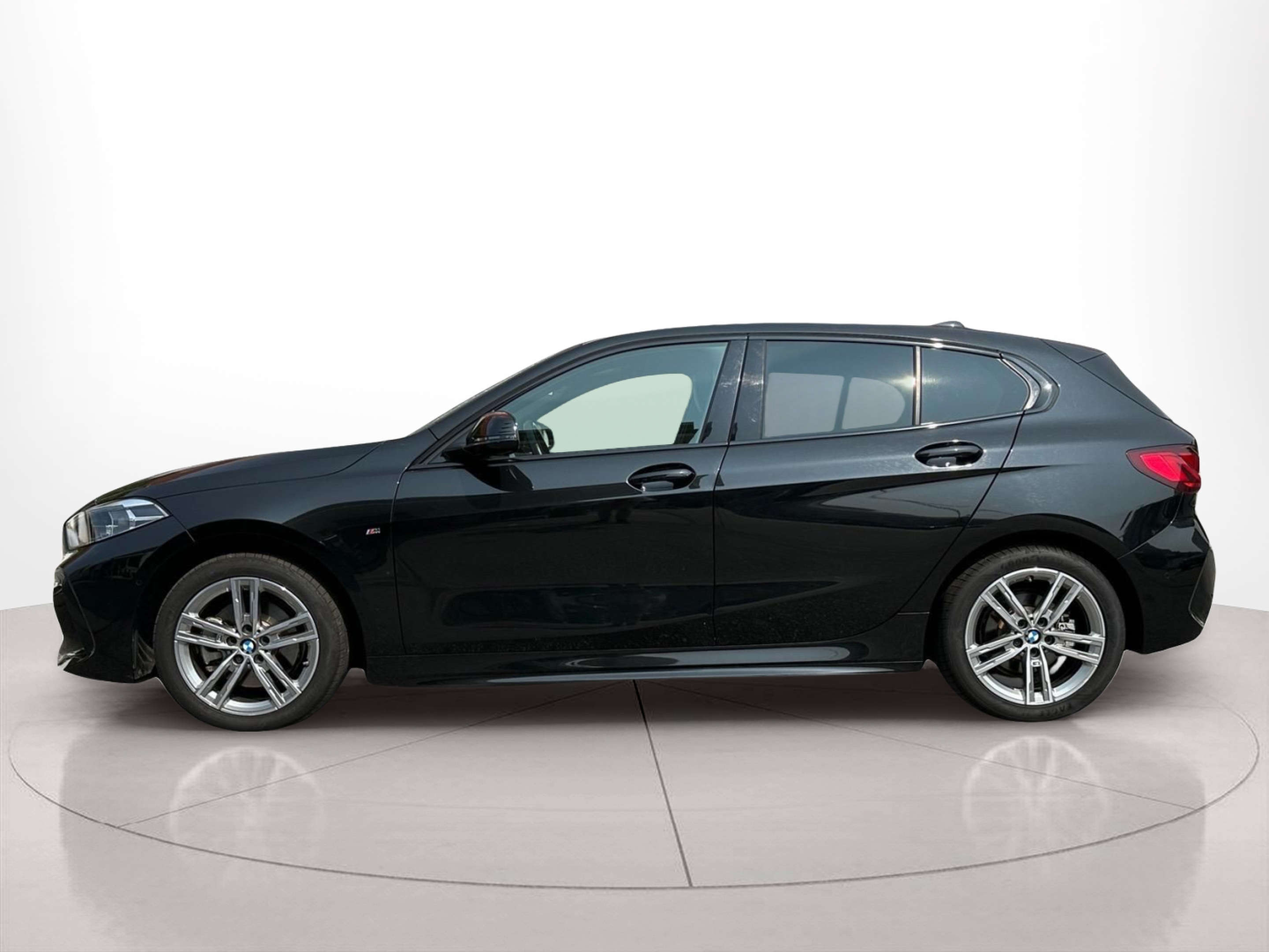 Fotos de BMW Série 1 116d color Negro. Año 2024. 85KW(116CV). Diesel. En concesionario MCoutinho - Bragança de Bragança