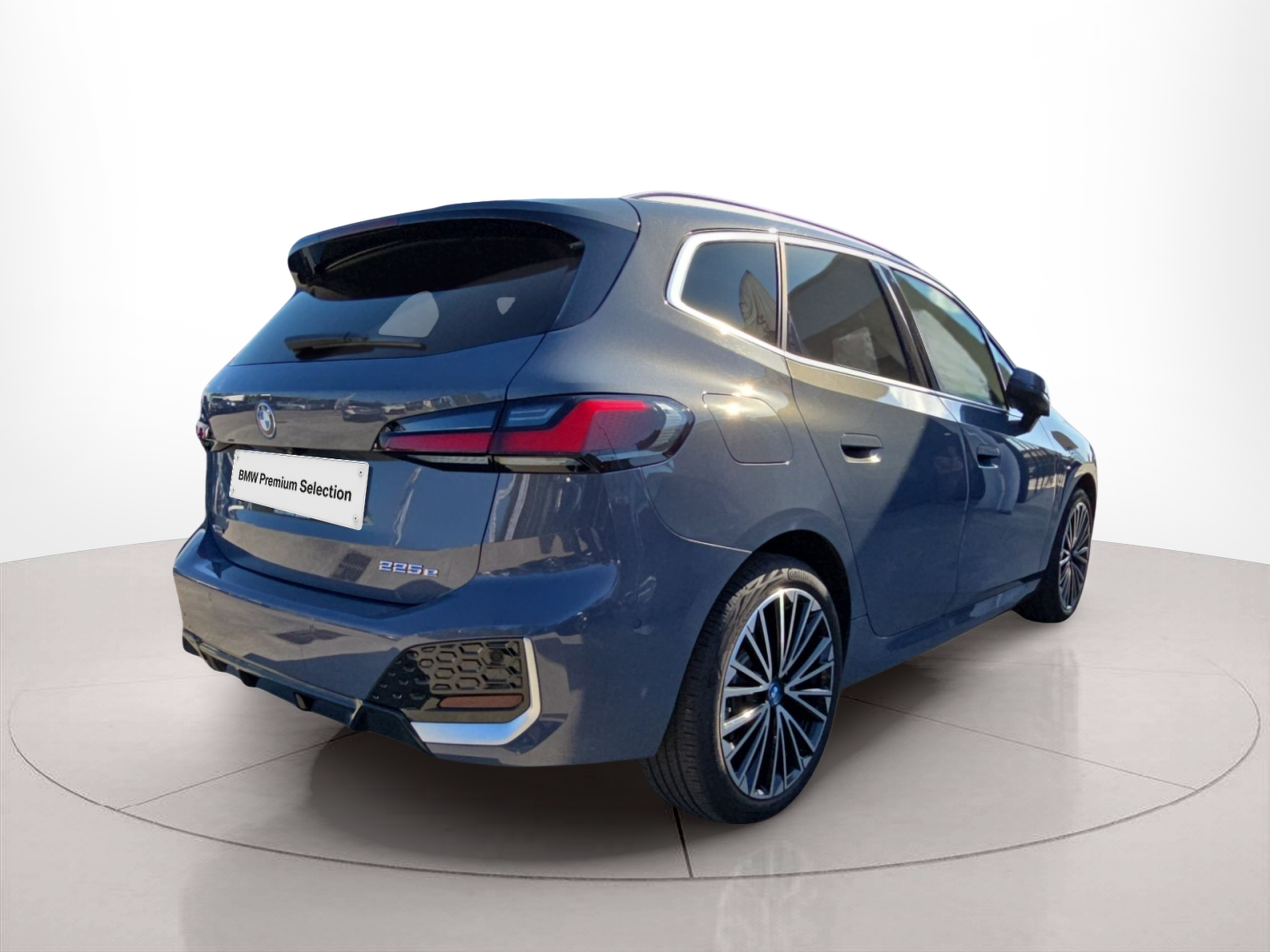 BMW Série 2 225xe Active Tourer color Gris. Año 2023. 180KW(245CV). Elétrico / Gasolina Híbrido. En concesionario MCoutinho Bomcar Leiria de Leiria