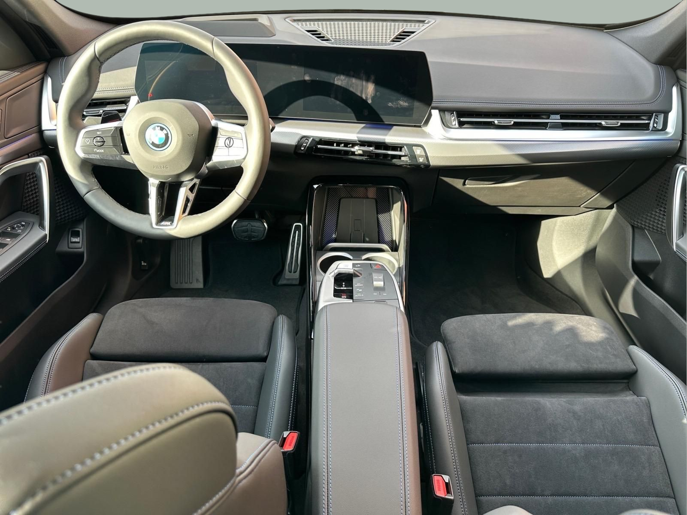 BMW iX1 eDrive20 color Gris. Año 2025. 150KW(204CV). Elétrico. En concesionario MCoutinho - Vila Real de Vila Real