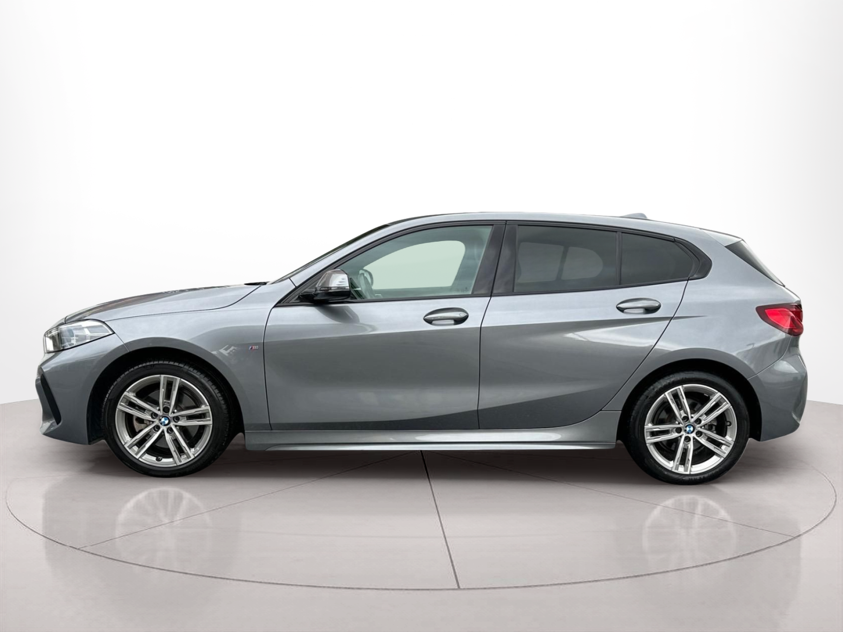 Fotos de BMW Série 1 116d color Gris. Año 2024. 85KW(116CV). Diesel. En concesionario MCoutinho - Bragança de Bragança