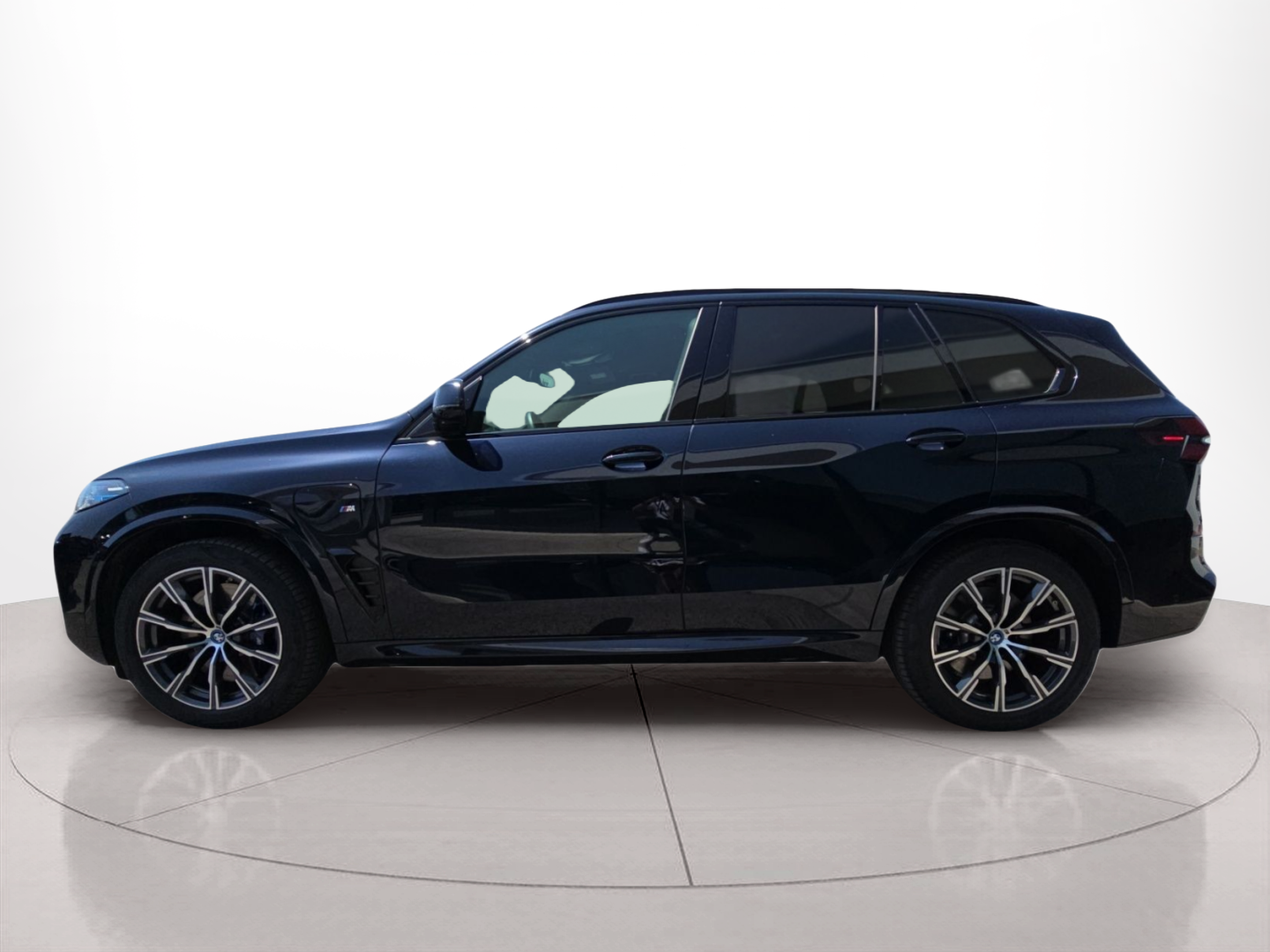 Fotos de BMW X5 xDrive50e color Negro. Año 2024. 360KW(489CV). Elétrico / Gasolina Híbrido. En concesionario MCoutinho Bomcar Leiria de Leiria