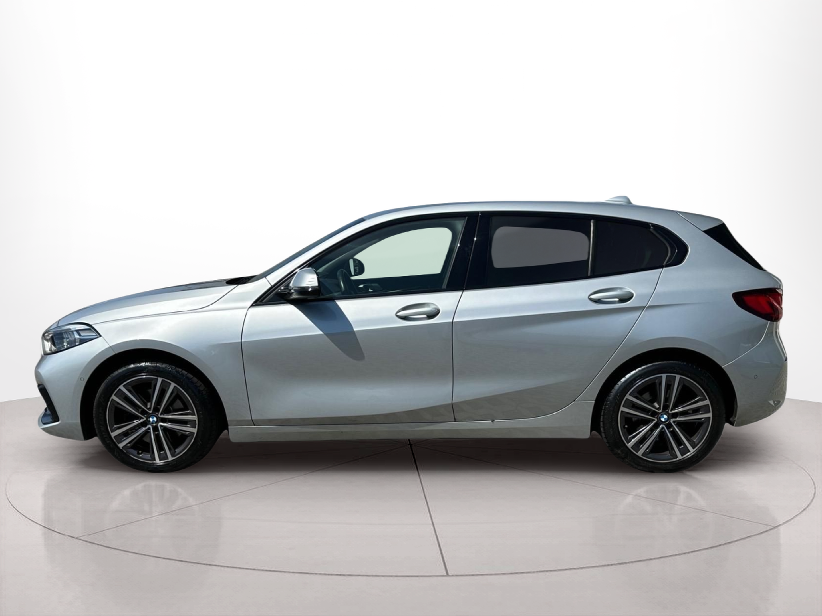Fotos de BMW Série 1 118i color Gris Plata. Año 2020. 103KW(140CV). Gasolina. En concesionario MCoutinho - Bragança de Bragança