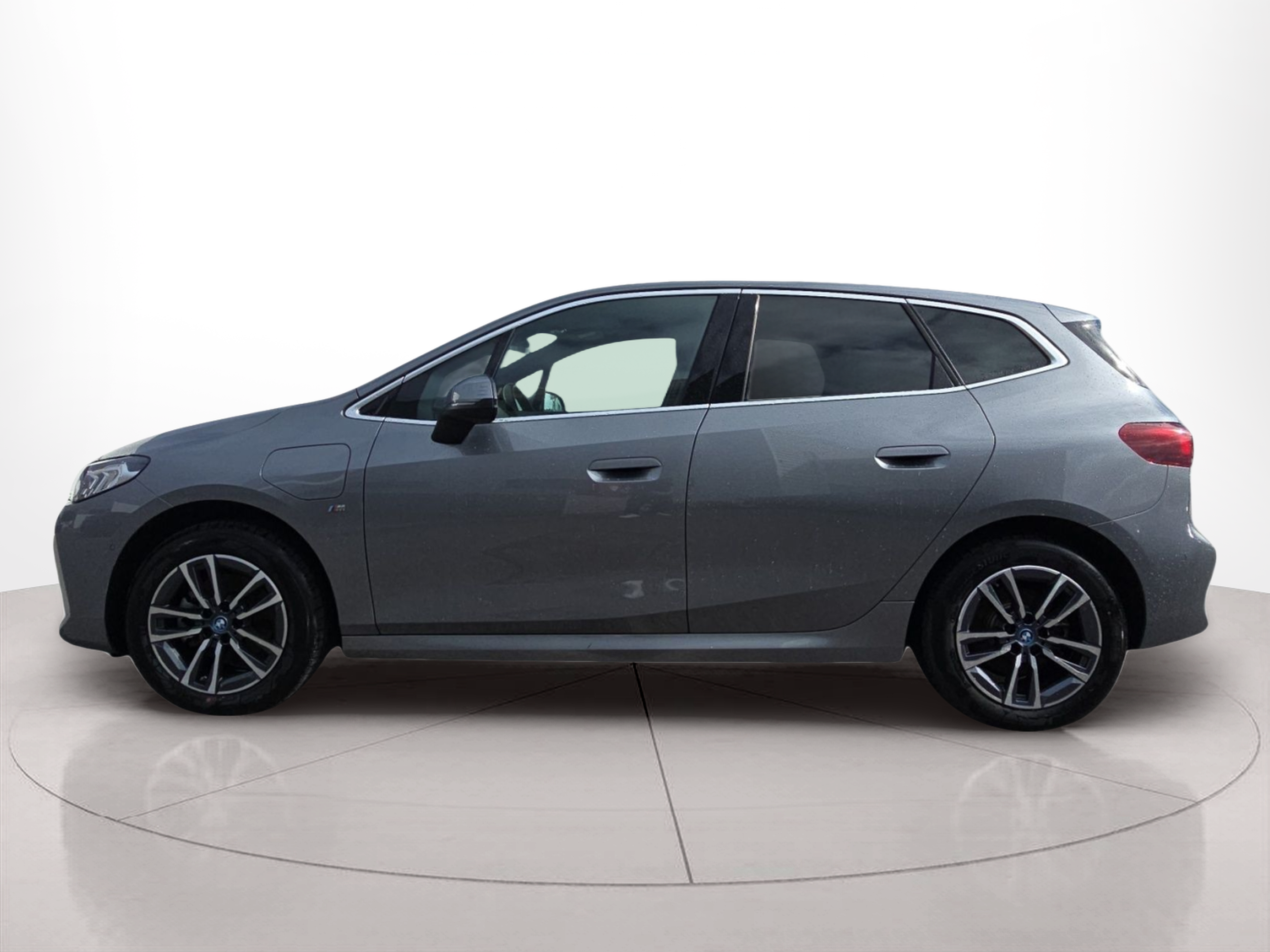 Fotos de BMW Série 2 225xe Active Tourer color Gris. Año 2023. 180KW(245CV). Elétrico / Gasolina Híbrido. En concesionario MCoutinho Bomcar Leiria de Leiria