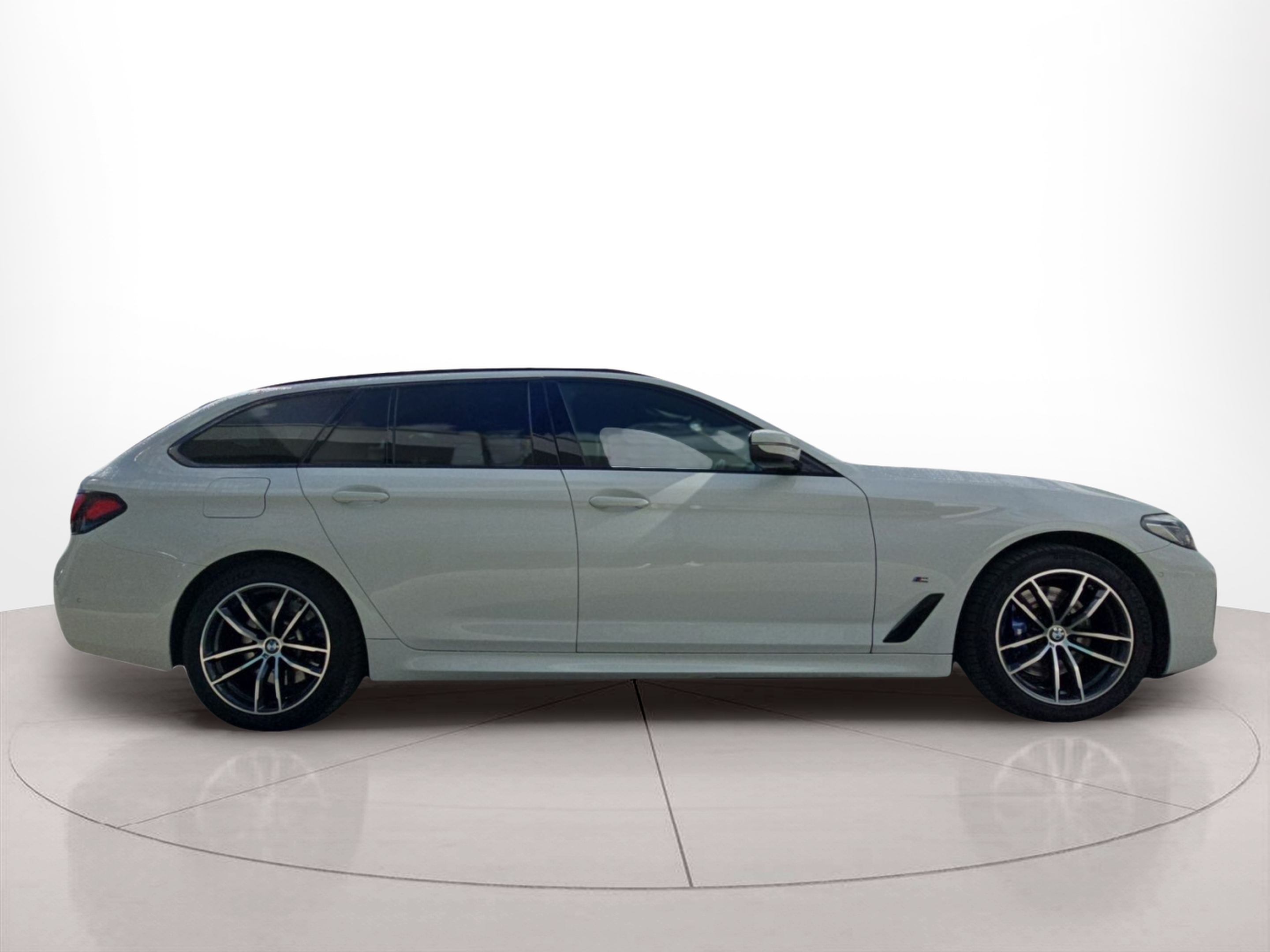 BMW Série 5 520e Touring color Blanco. Año 2021. 150KW(204CV). Elétrico / Gasolina Híbrido. En concesionario MCoutinho Bomcar Leiria de Leiria