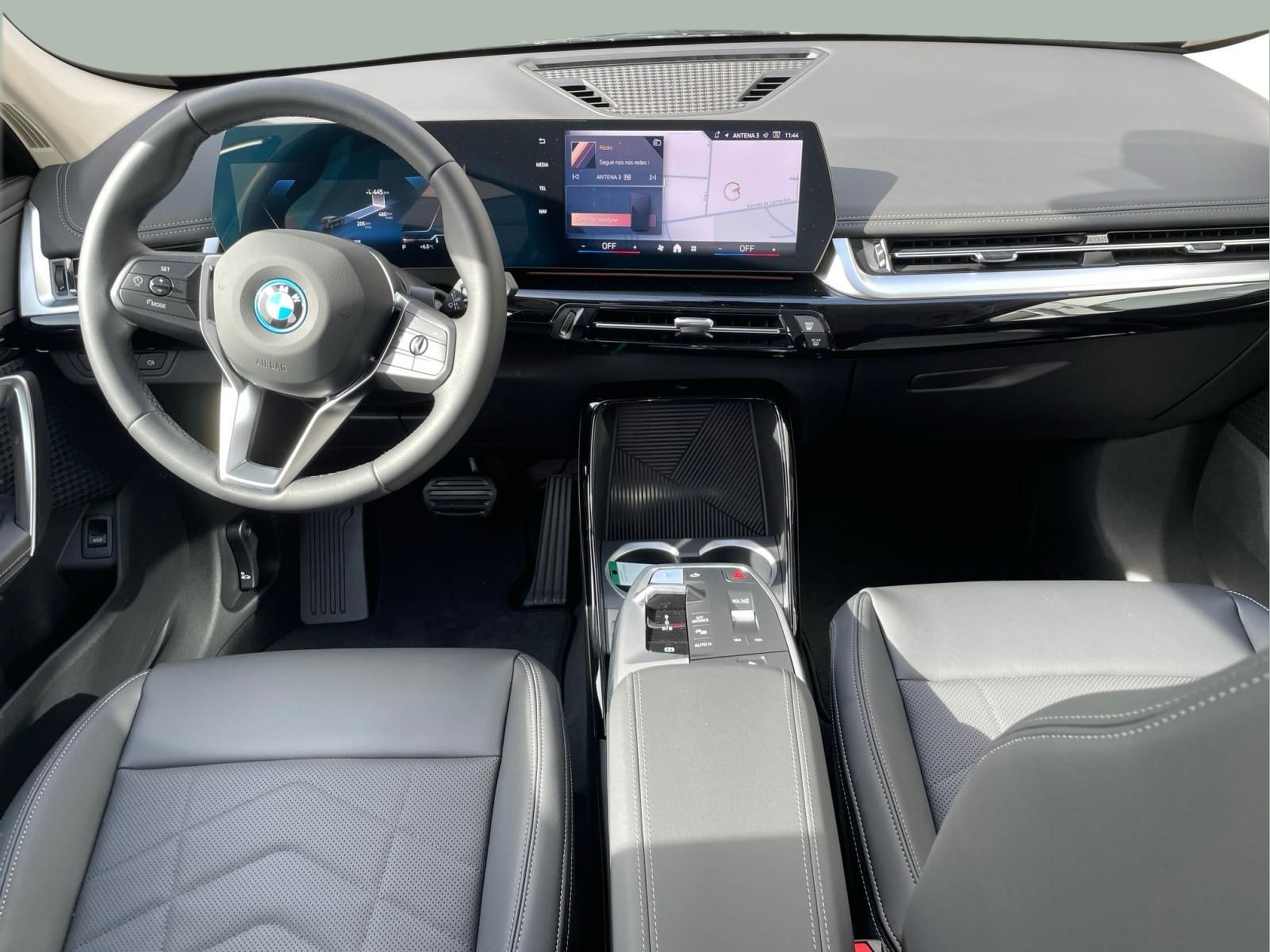 BMW iX1 eDrive20 color Negro. Año 2025. 150KW(204CV). Elétrico. En concesionario MCoutinho - Viseu de Viseu
