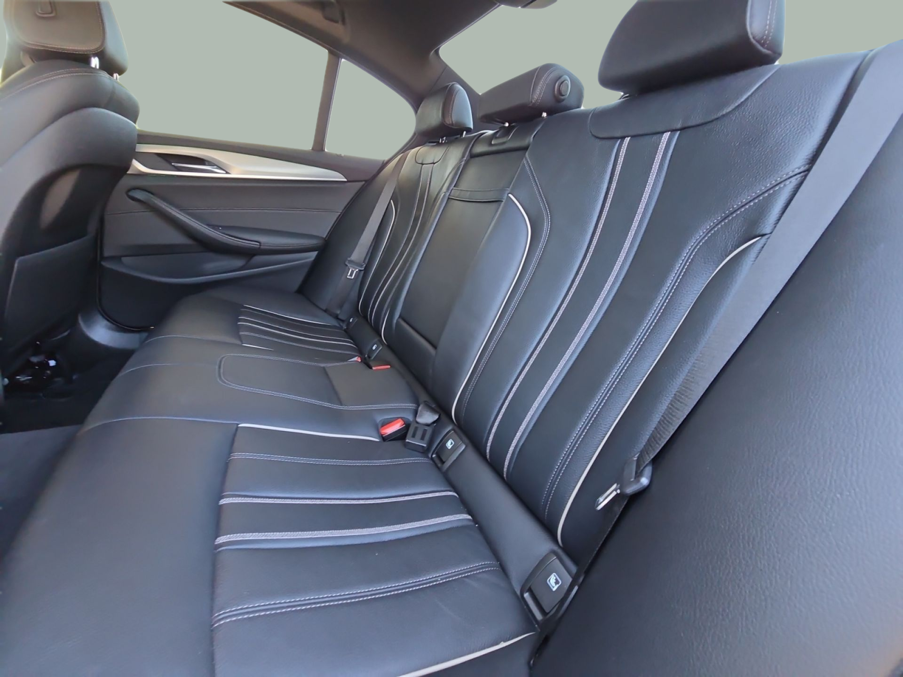 BMW Série 5 520d Berlina color Gris. Año 2019. 140KW(190CV). Diesel. En concesionario MCoutinho Bomcar Leiria de Leiria