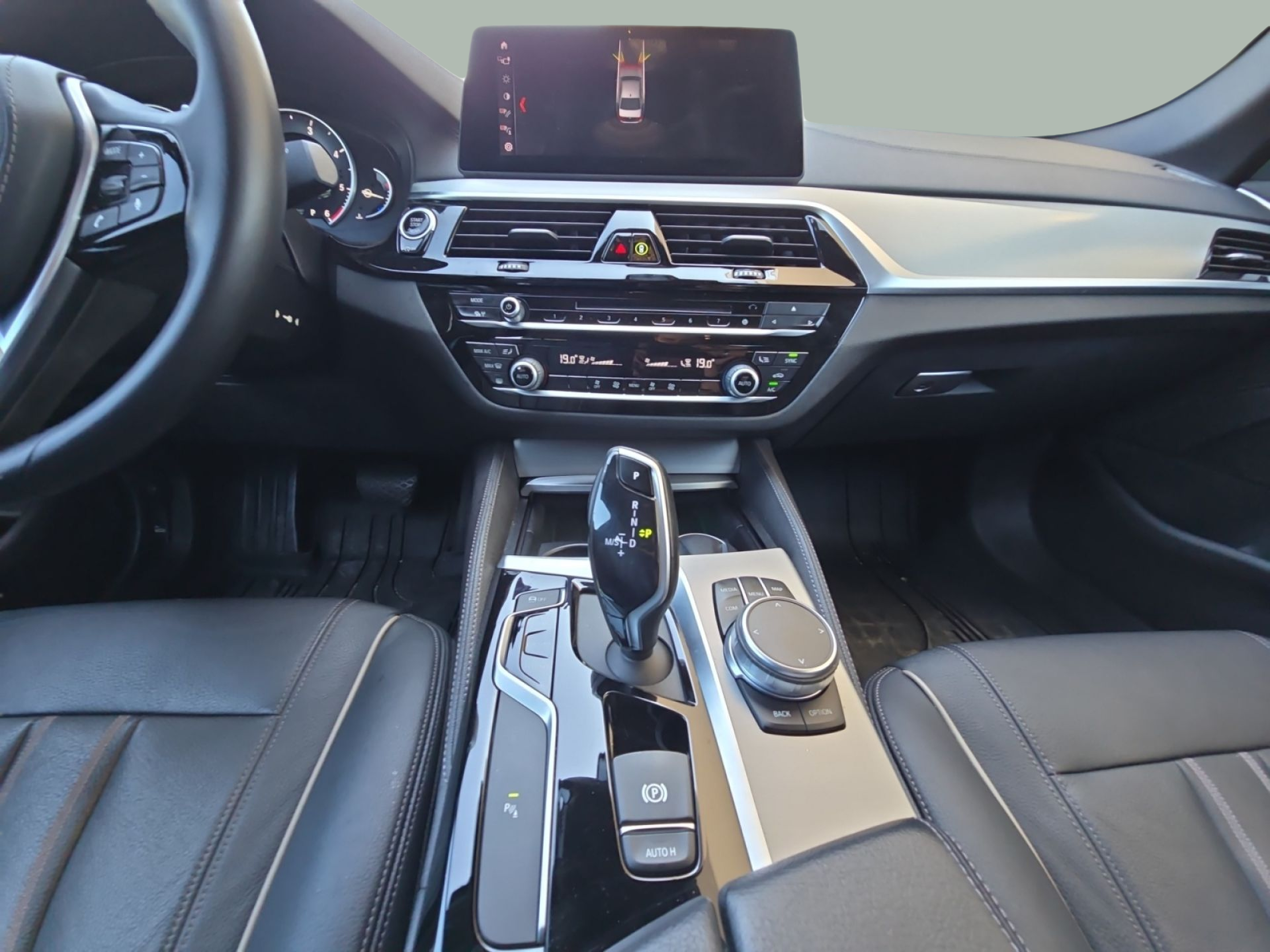 BMW Série 5 520d Berlina color Gris. Año 2019. 140KW(190CV). Diesel. En concesionario MCoutinho Bomcar Leiria de Leiria