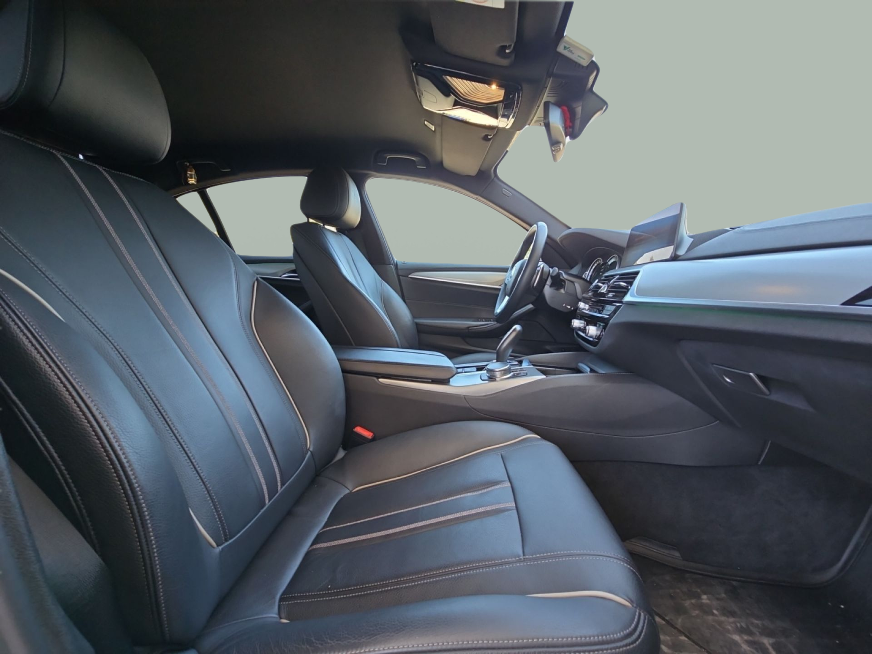BMW Série 5 520d Berlina color Gris. Año 2019. 140KW(190CV). Diesel. En concesionario MCoutinho Bomcar Leiria de Leiria