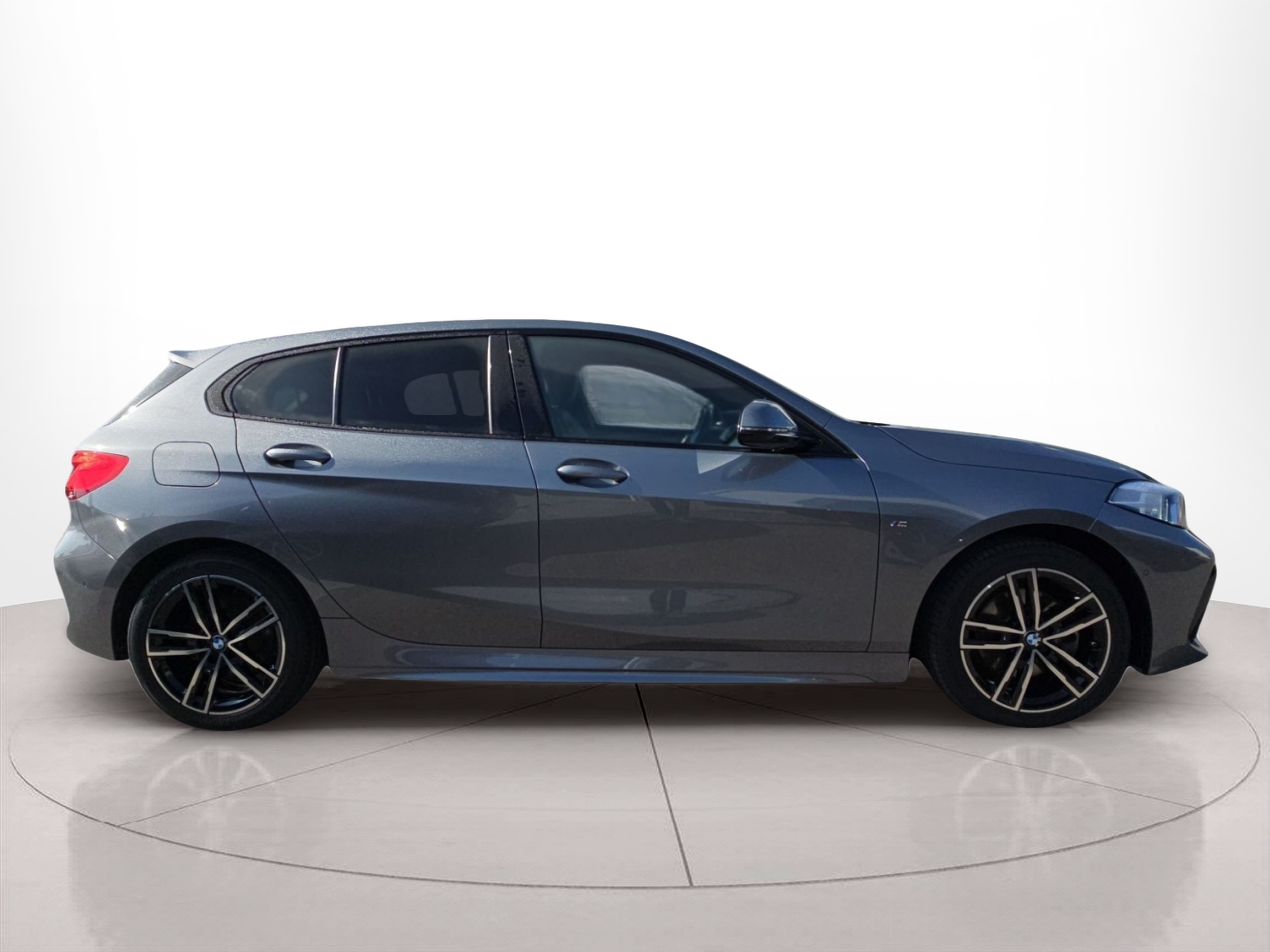 BMW Série 1 116d color Gris. Año 2023. 85KW(116CV). Diesel. En concesionario MCoutinho Bomcar Leiria de Leiria