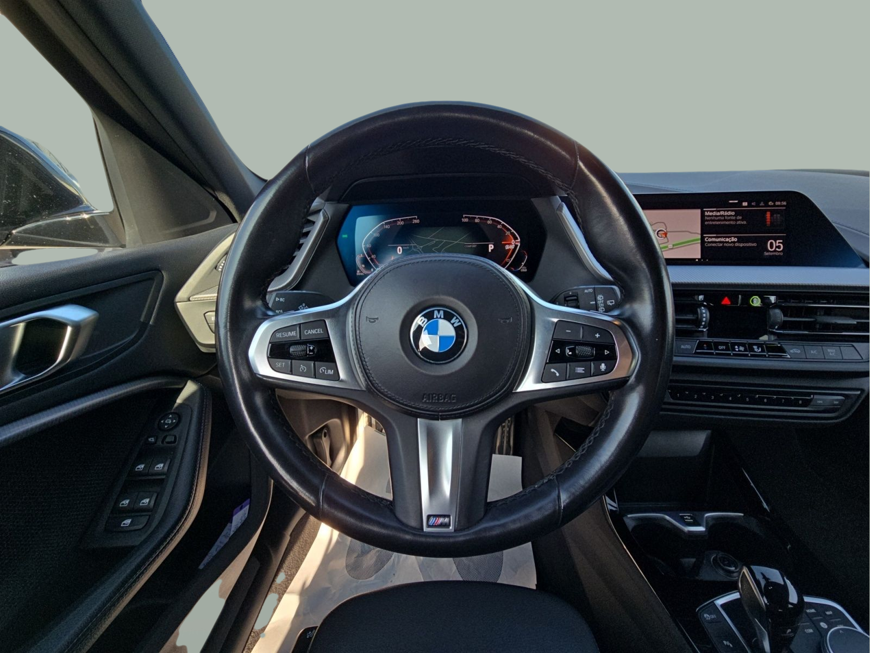 BMW Série 1 116d color Gris. Año 2023. 85KW(116CV). Diesel. En concesionario MCoutinho Bomcar Leiria de Leiria
