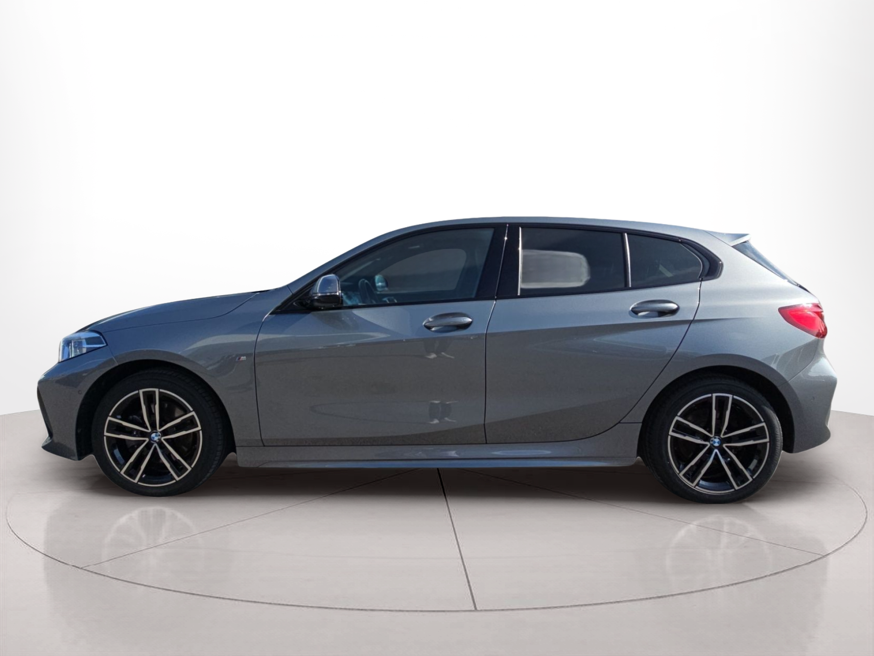 Fotos de BMW Série 1 116d color Gris. Año 2023. 85KW(116CV). Diesel. En concesionario MCoutinho Bomcar Leiria de Leiria