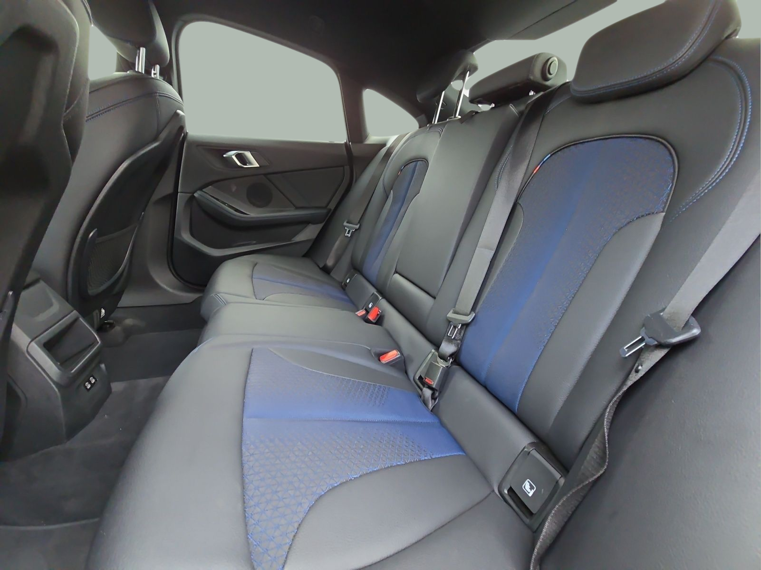 BMW Série 2 216d Gran Coupe color Negro. Año 2024. 85KW(116CV). Diesel. En concesionario MCoutinho Bomcar Leiria de Leiria