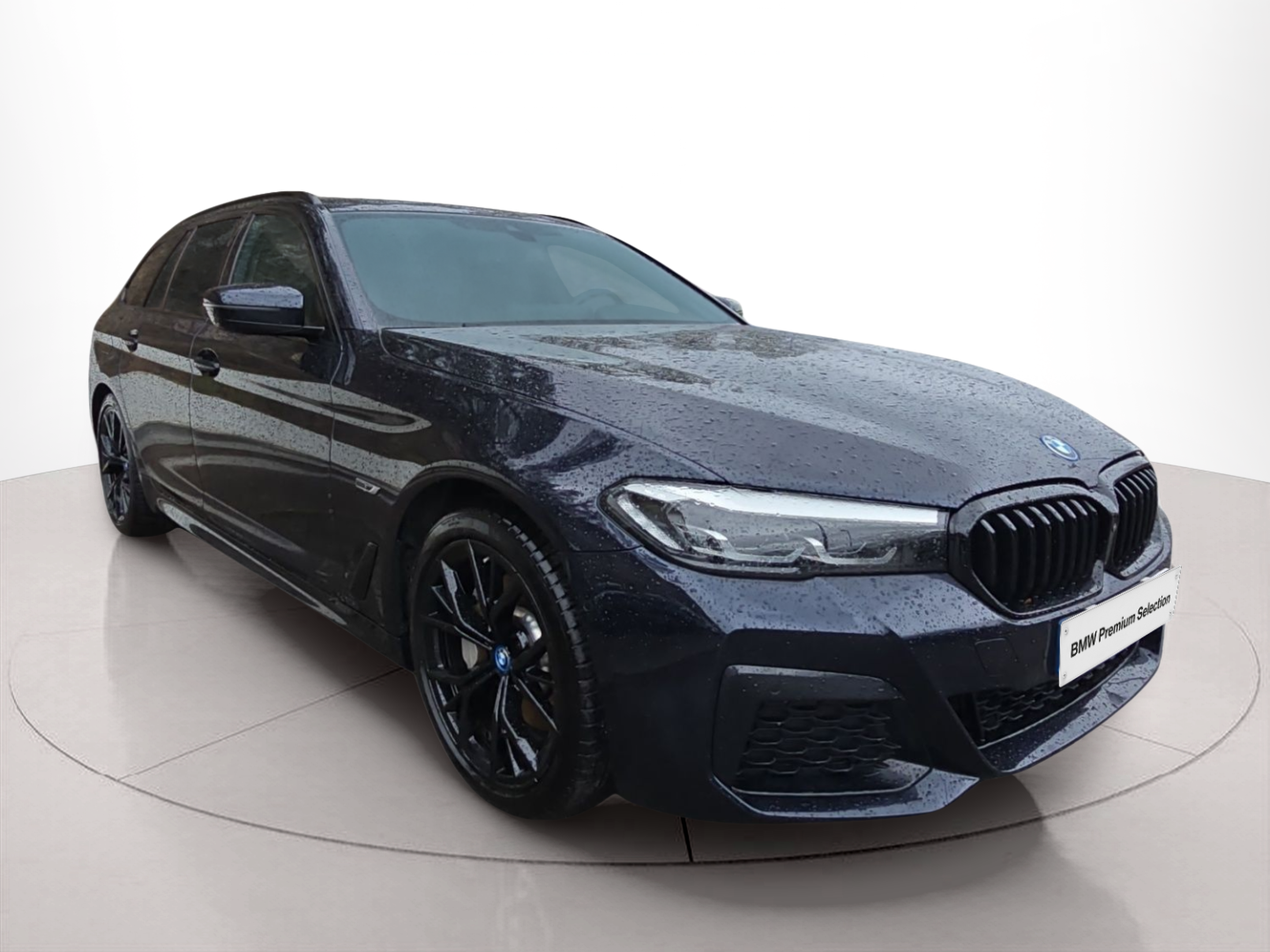 BMW Série 5 530e Touring color Negro. Año 2022. 215KW(292CV). Elétrico / Gasolina Híbrido. En concesionario MCoutinho Bomcar Coimbra de Coimbra