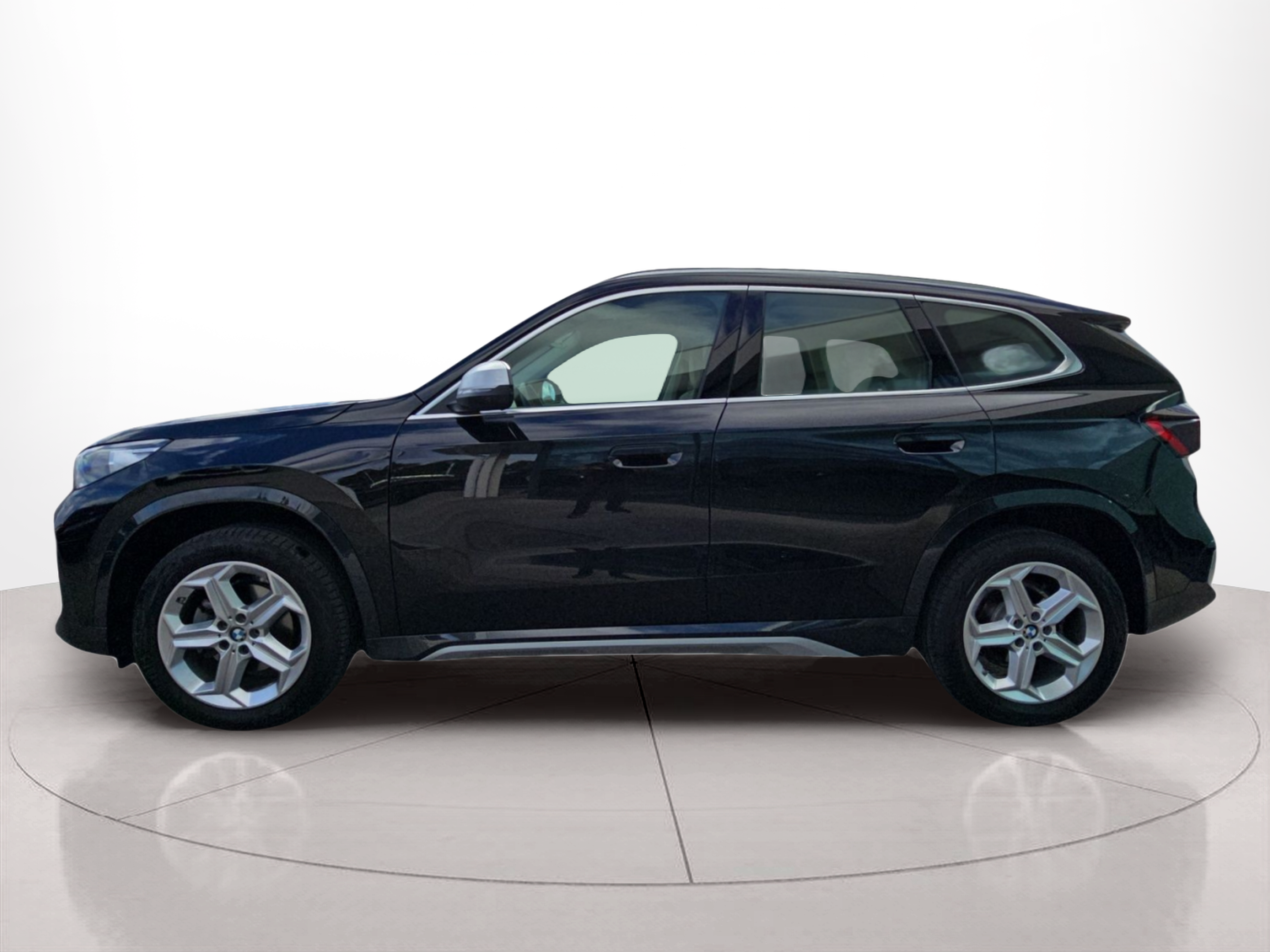 Fotos de BMW X1 sDrive18i color Negro. Año 2024. 100KW(136CV). Gasolina. En concesionario MCoutinho Bomcar Leiria de Leiria