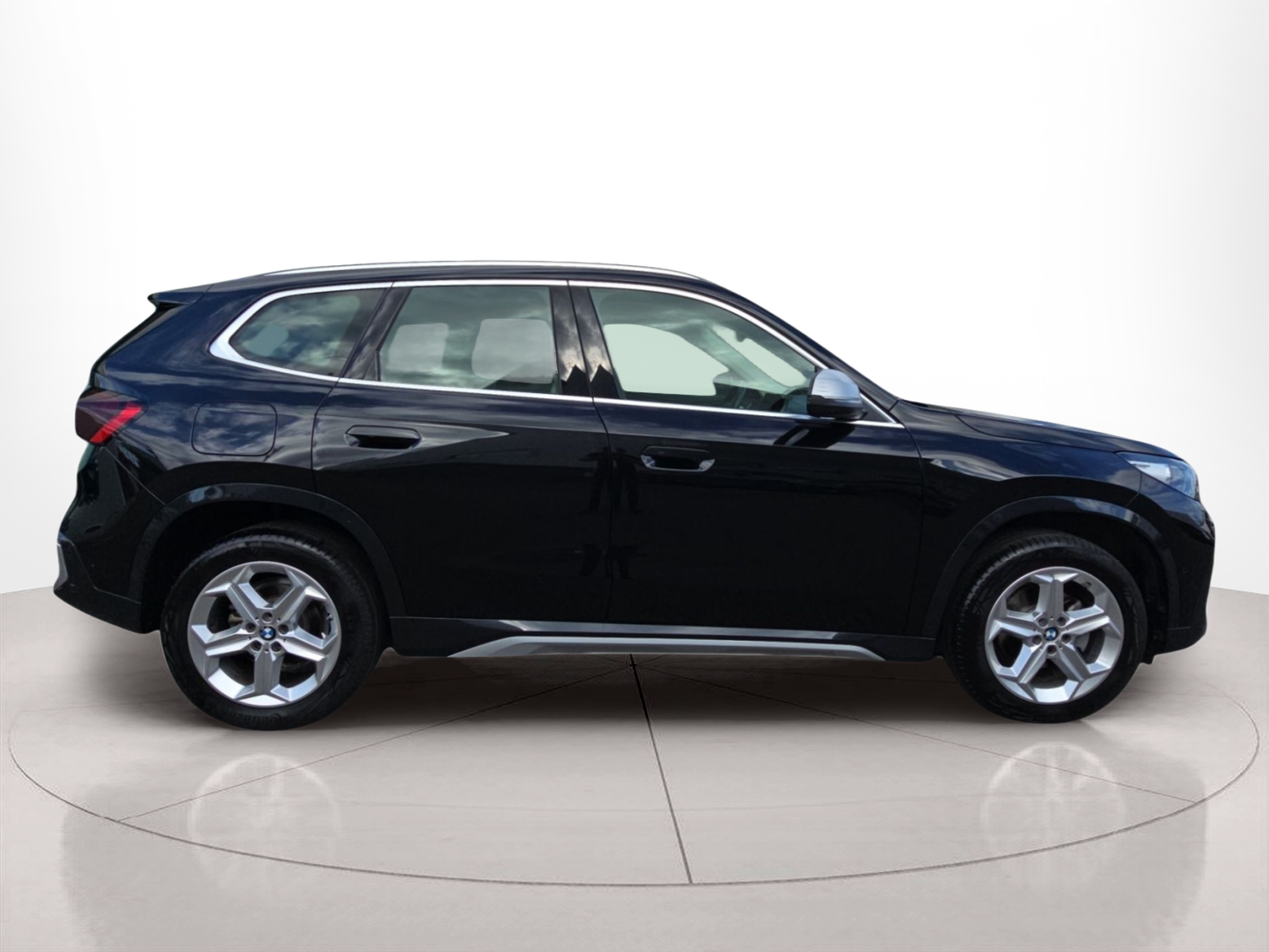 BMW X1 sDrive18i color Negro. Año 2024. 100KW(136CV). Gasolina. En concesionario MCoutinho Bomcar Leiria de Leiria