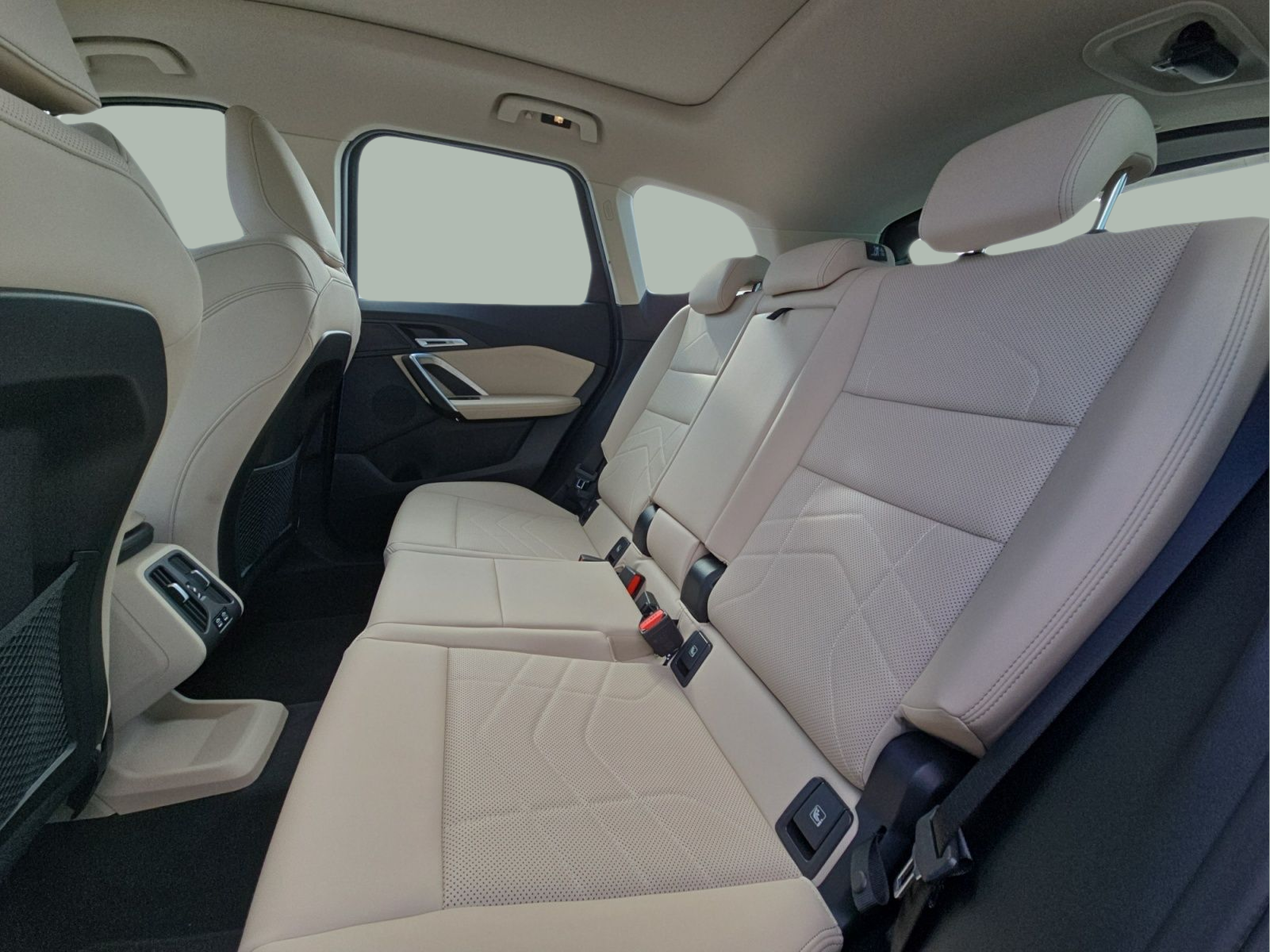 BMW X1 sDrive18i color Negro. Año 2024. 100KW(136CV). Gasolina. En concesionario MCoutinho Bomcar Leiria de Leiria