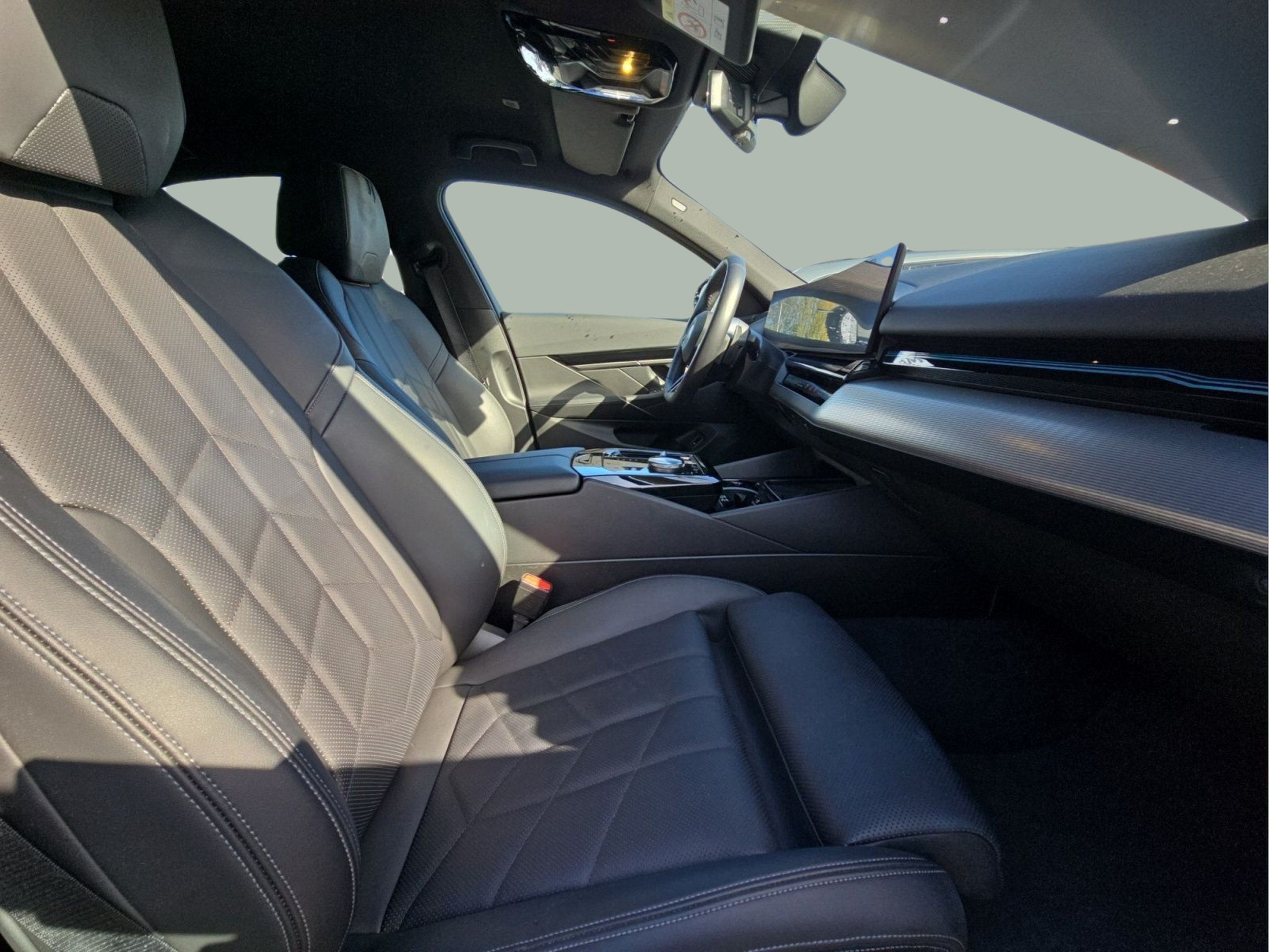 BMW Série 5 520d Berlina color Gris. Año 2024. 145KW(197CV). Diesel. En concesionario MCoutinho Bomcar Coimbra de Coimbra