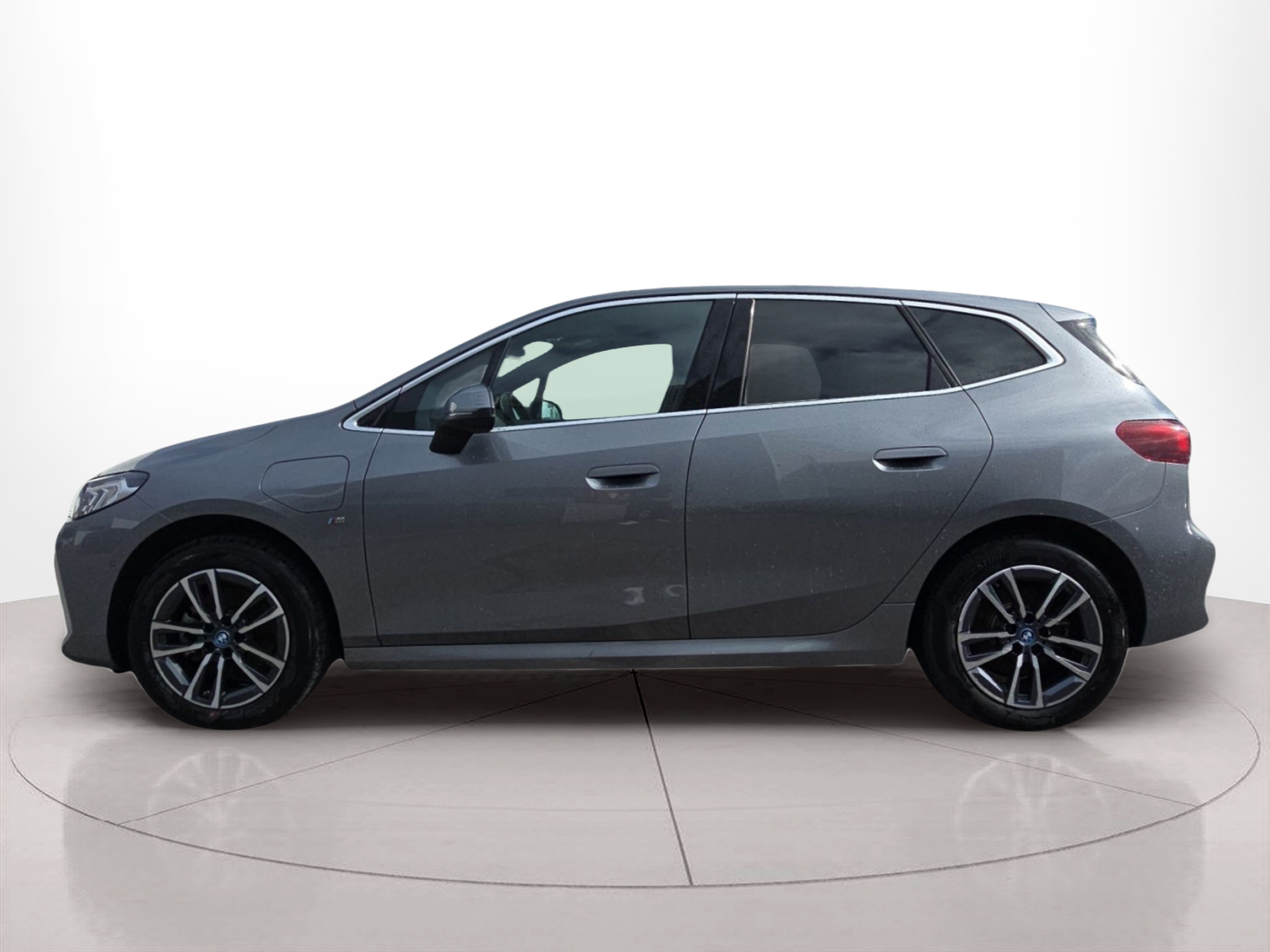 Fotos de BMW Série 2 225xe Active Tourer color Gris. Año 2023. 180KW(245CV). Elétrico / Gasolina Híbrido. En concesionario MCoutinho Bomcar Coimbra de Coimbra