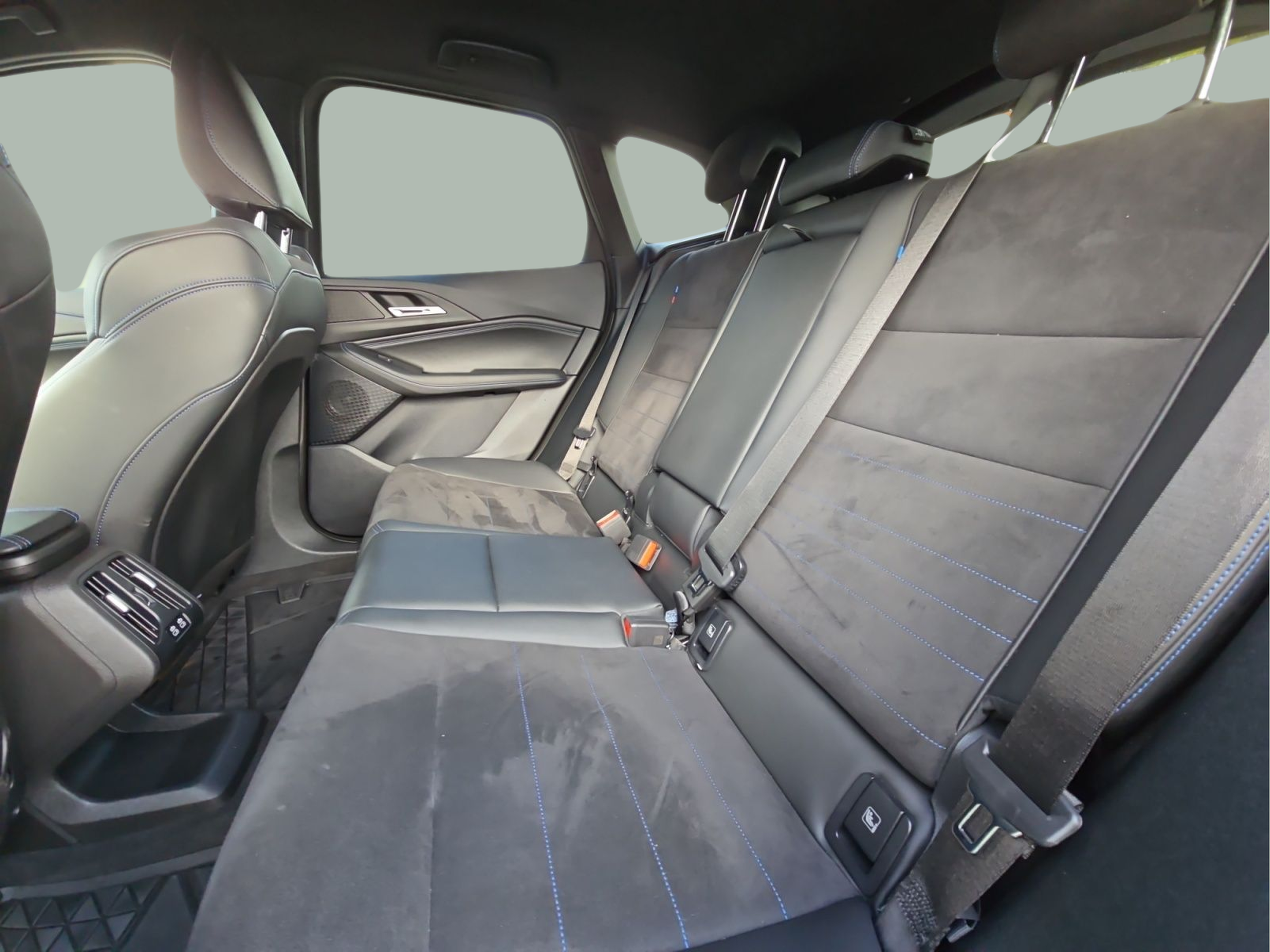 BMW Série 2 225xe Active Tourer color Negro. Año 2024. 180KW(245CV). Elétrico / Gasolina Híbrido. En concesionario MCoutinho Bomcar Leiria de Leiria