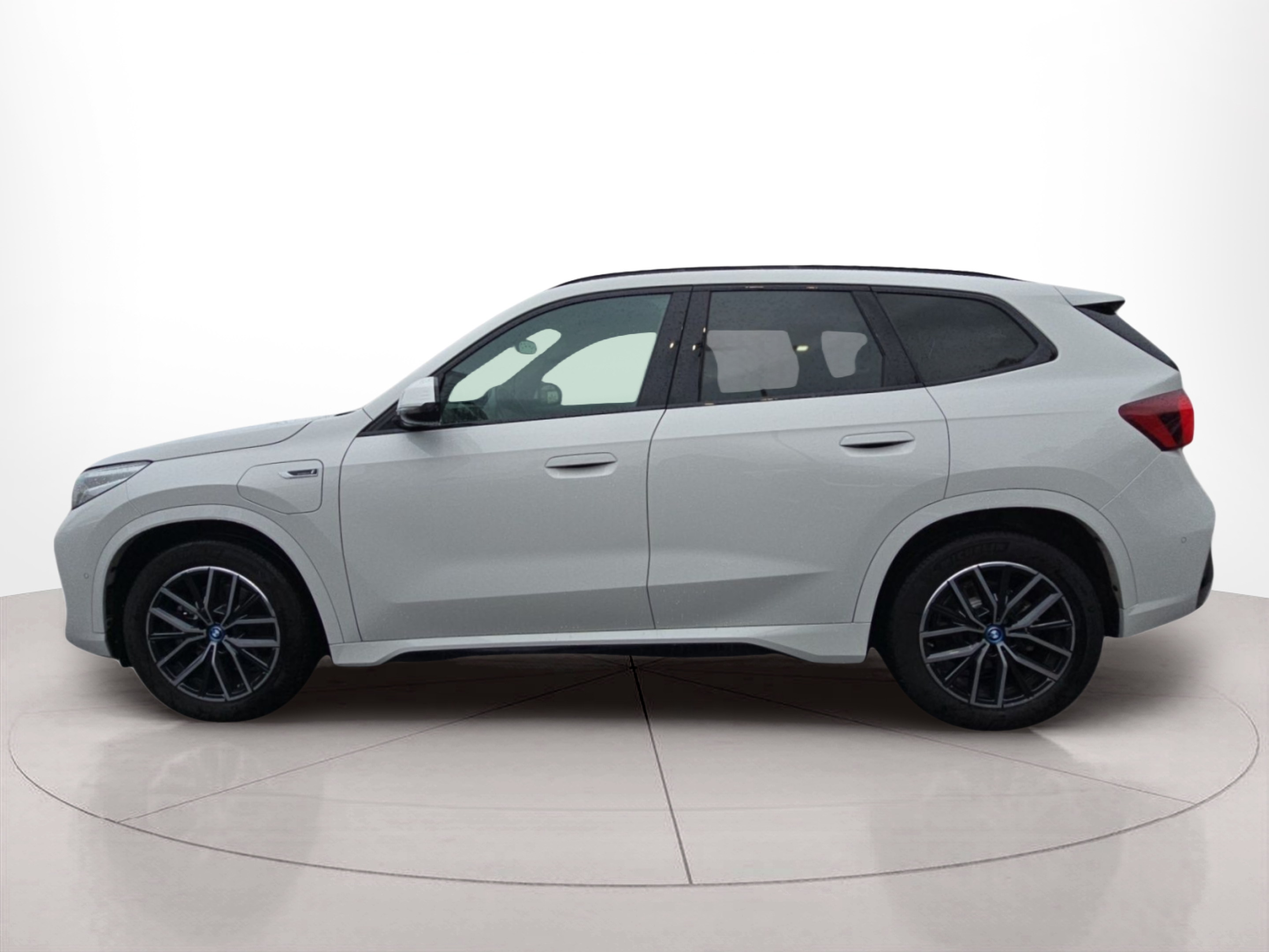 Fotos de BMW X1 xDrive25e color Blanco. Año 2023. 180KW(245CV). Elétrico / Gasolina Híbrido. En concesionario MCoutinho Bomcar Coimbra de Coimbra