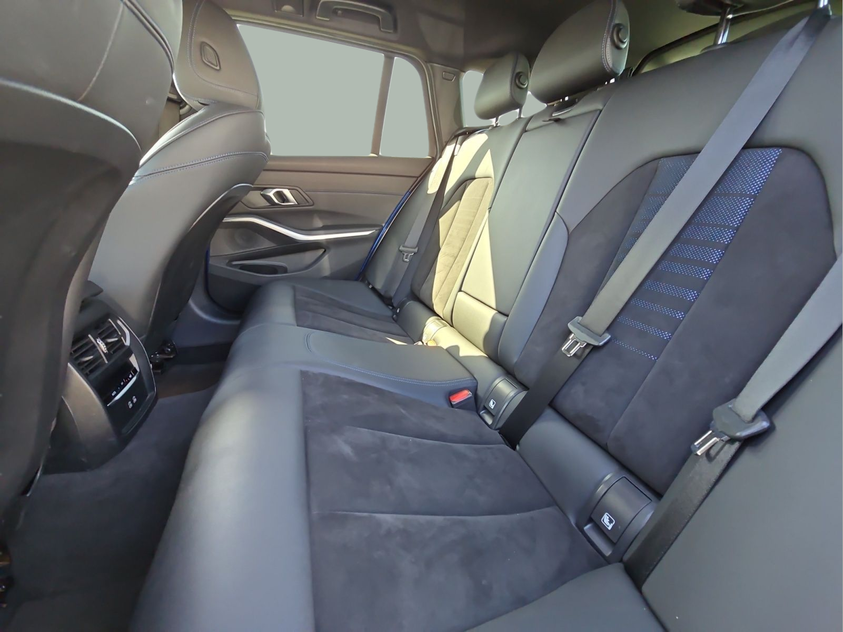 BMW Série 3 320d Touring color Azul. Año 2024. 140KW(190CV). Diesel. En concesionario MCoutinho Bomcar Leiria de Leiria