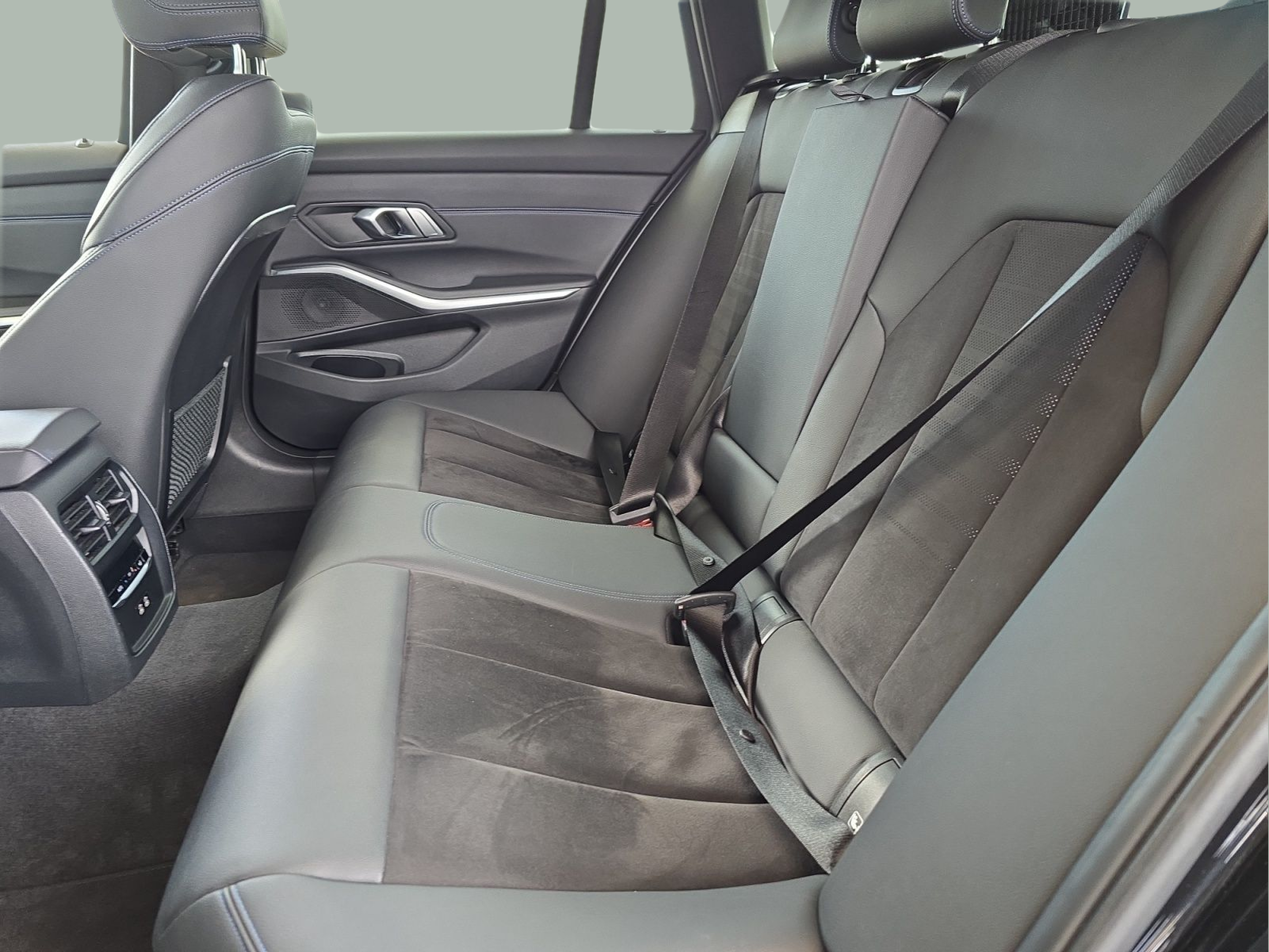 BMW Série 3 320d Touring color Negro. Año 2024. 140KW(190CV). Diesel. En concesionario MCoutinho Bomcar Coimbra de Coimbra