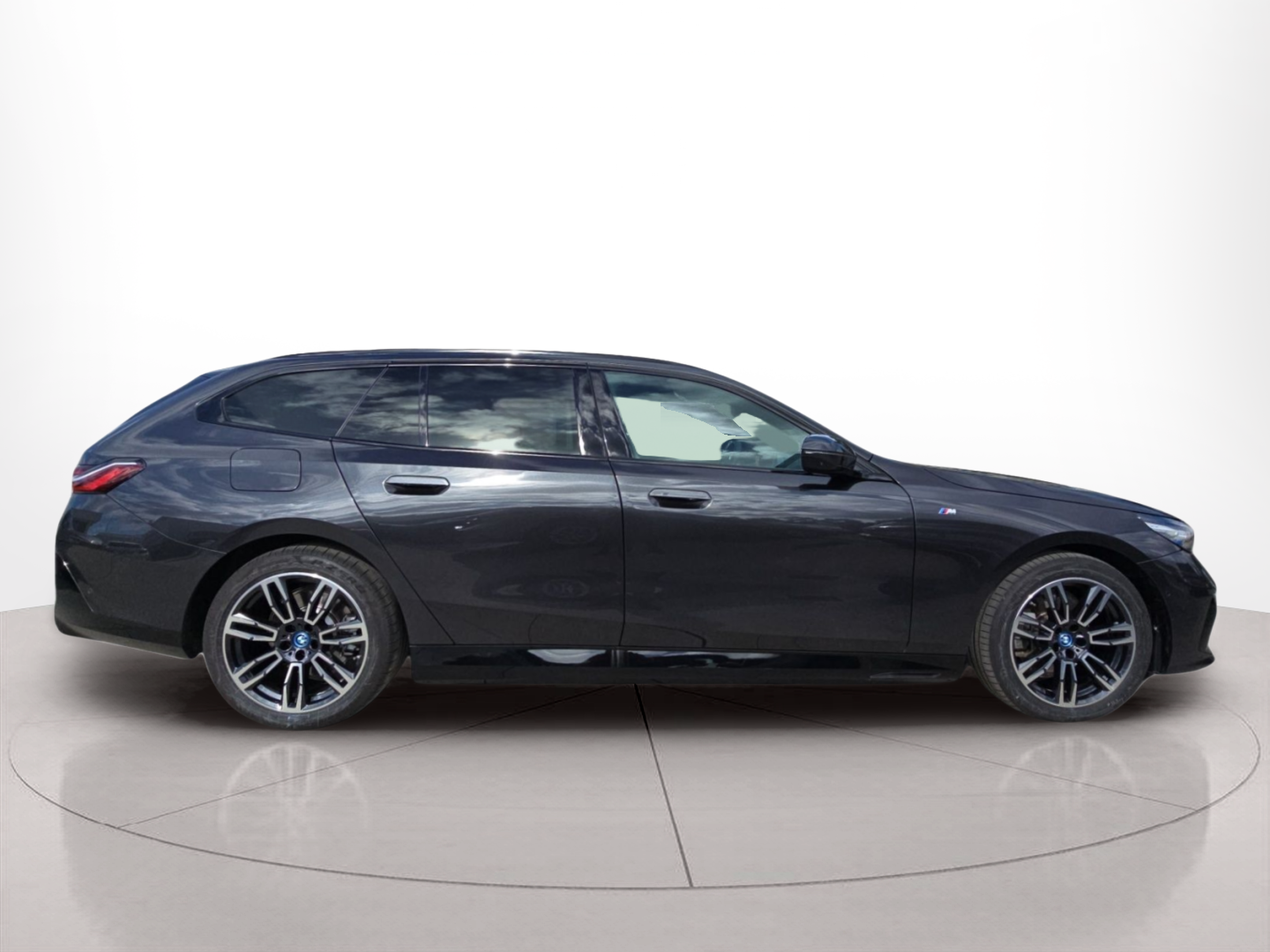 BMW Série 5 530e Touring color Gris. Año 2024. 220KW(299CV). Elétrico / Gasolina Híbrido. En concesionario MCoutinho Bomcar Leiria de Leiria