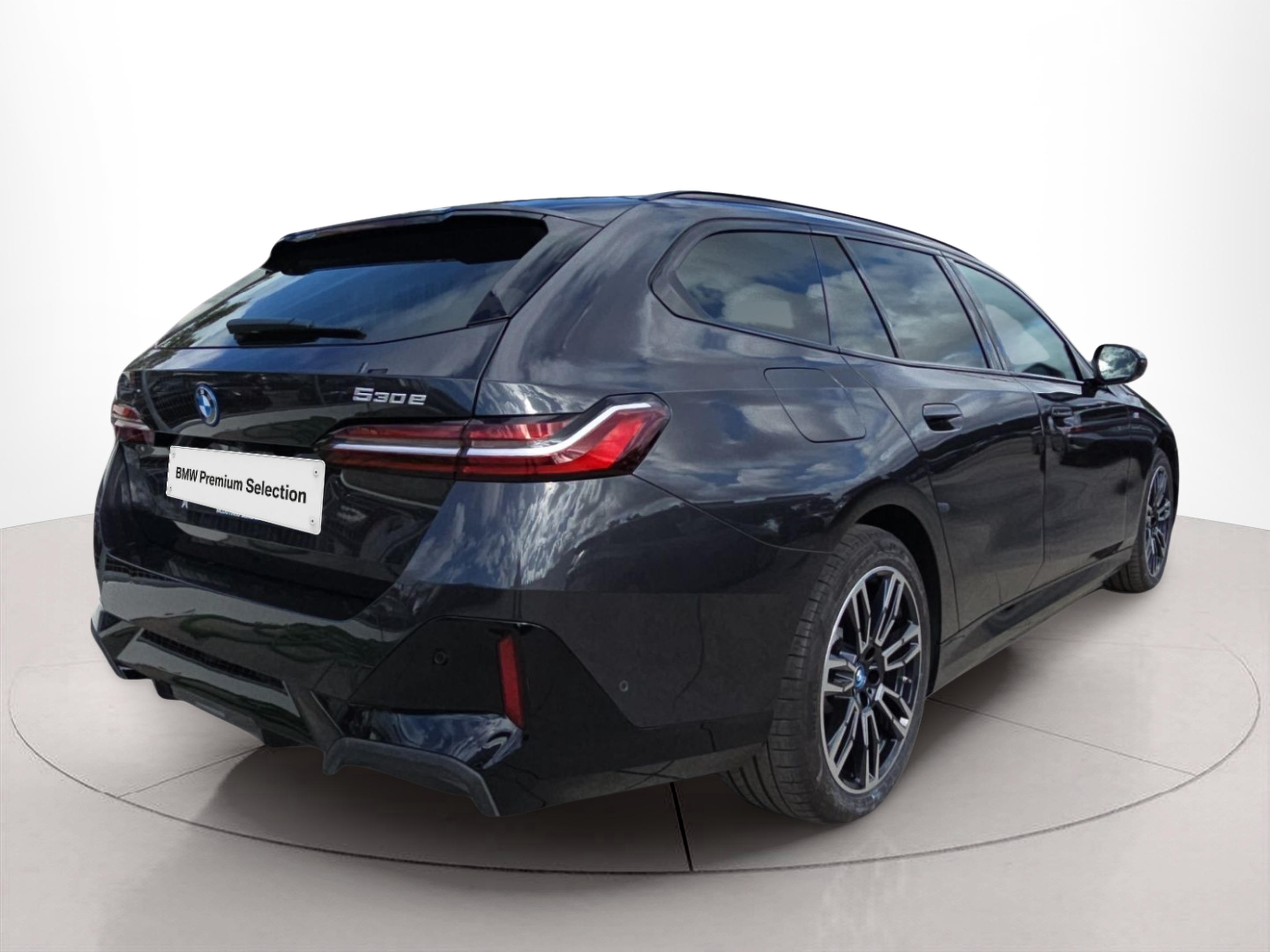 BMW Série 5 530e Touring color Gris. Año 2024. 220KW(299CV). Elétrico / Gasolina Híbrido. En concesionario MCoutinho Bomcar Leiria de Leiria