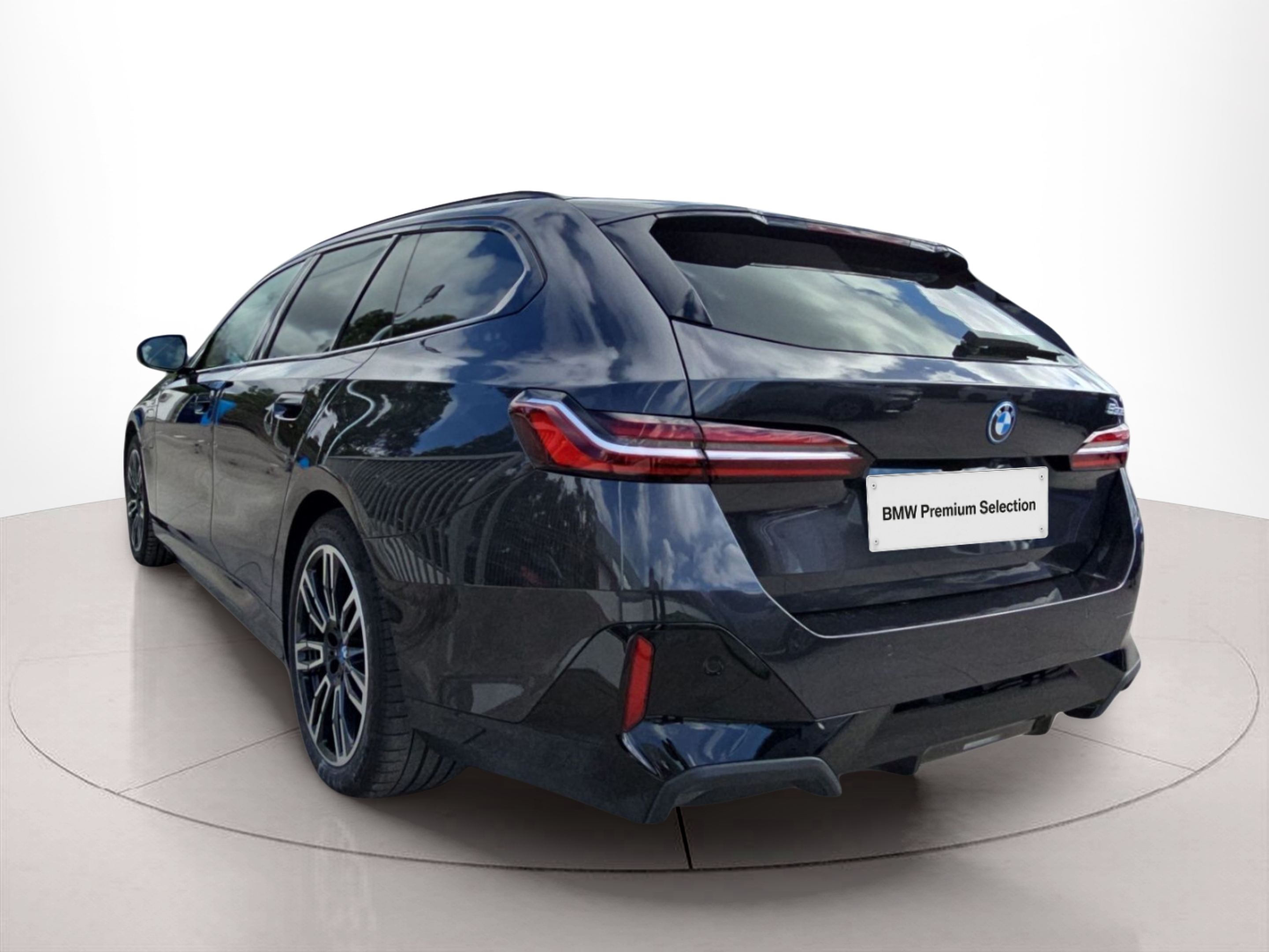 BMW Série 5 530e Touring color Gris. Año 2024. 220KW(299CV). Elétrico / Gasolina Híbrido. En concesionario MCoutinho Bomcar Leiria de Leiria