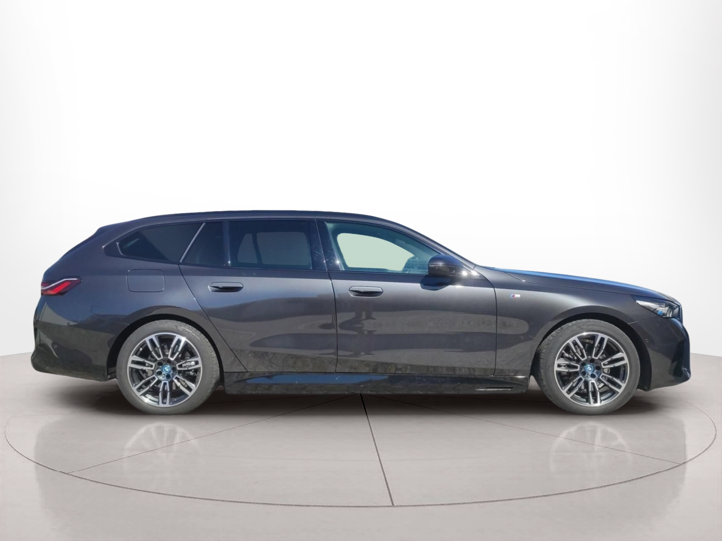 Fotos de BMW Série 5 530e Touring color Gris. Año 2025. 220KW(299CV). Elétrico / Gasolina Híbrido. En concesionario MCoutinho - Vila Real de Vila Real