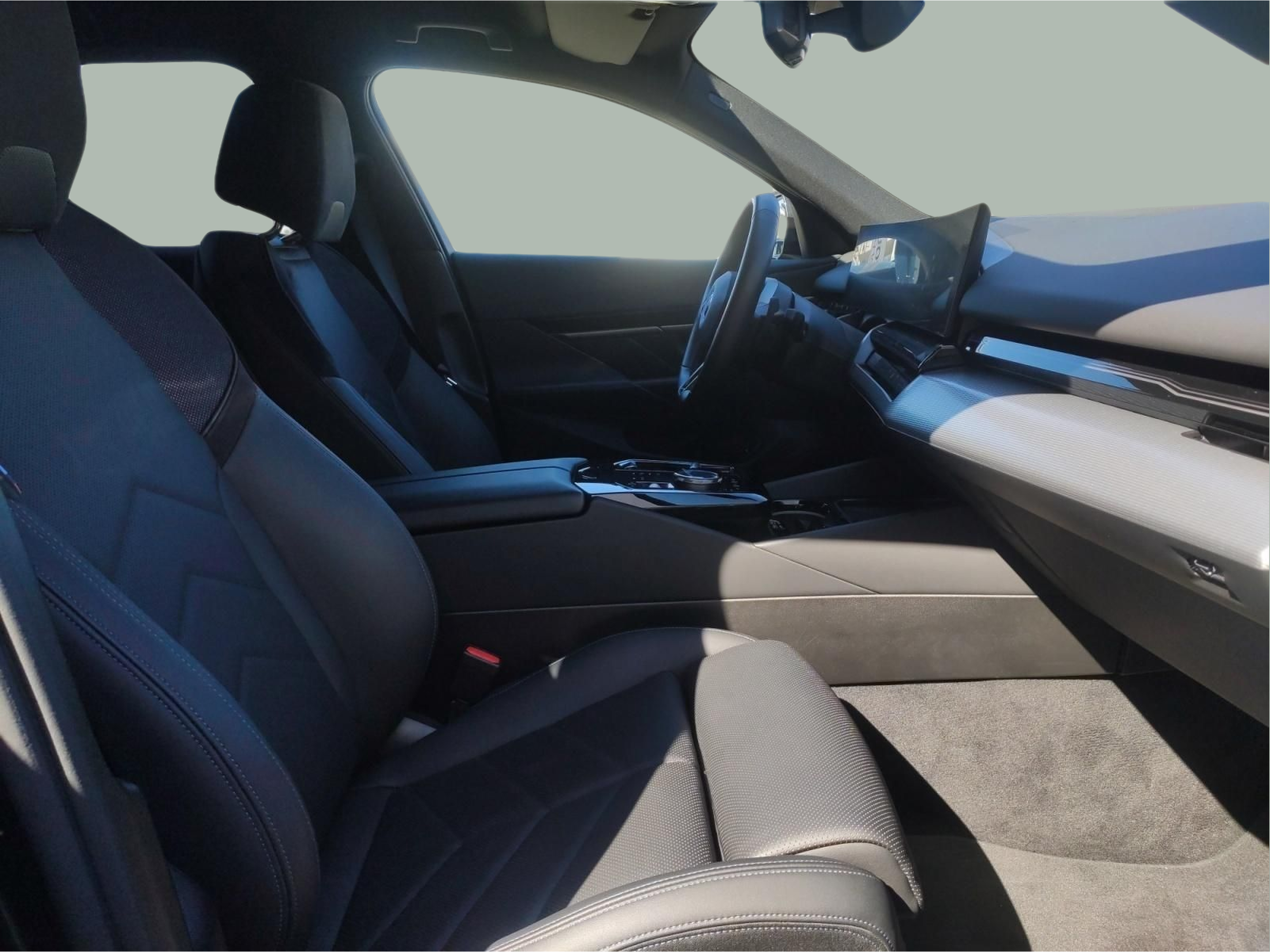 BMW Série 5 530e Touring color Gris. Año 2025. 220KW(299CV). Elétrico / Gasolina Híbrido. En concesionario MCoutinho - Vila Real de Vila Real