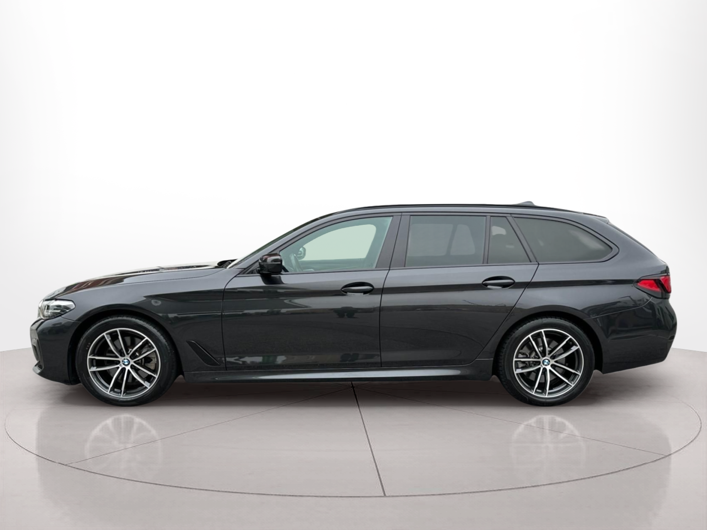 Fotos de BMW Série 5 520d Touring color Gris. Año 2023. 140KW(190CV). Diesel. En concesionario MCoutinho - Vila Real de Vila Real