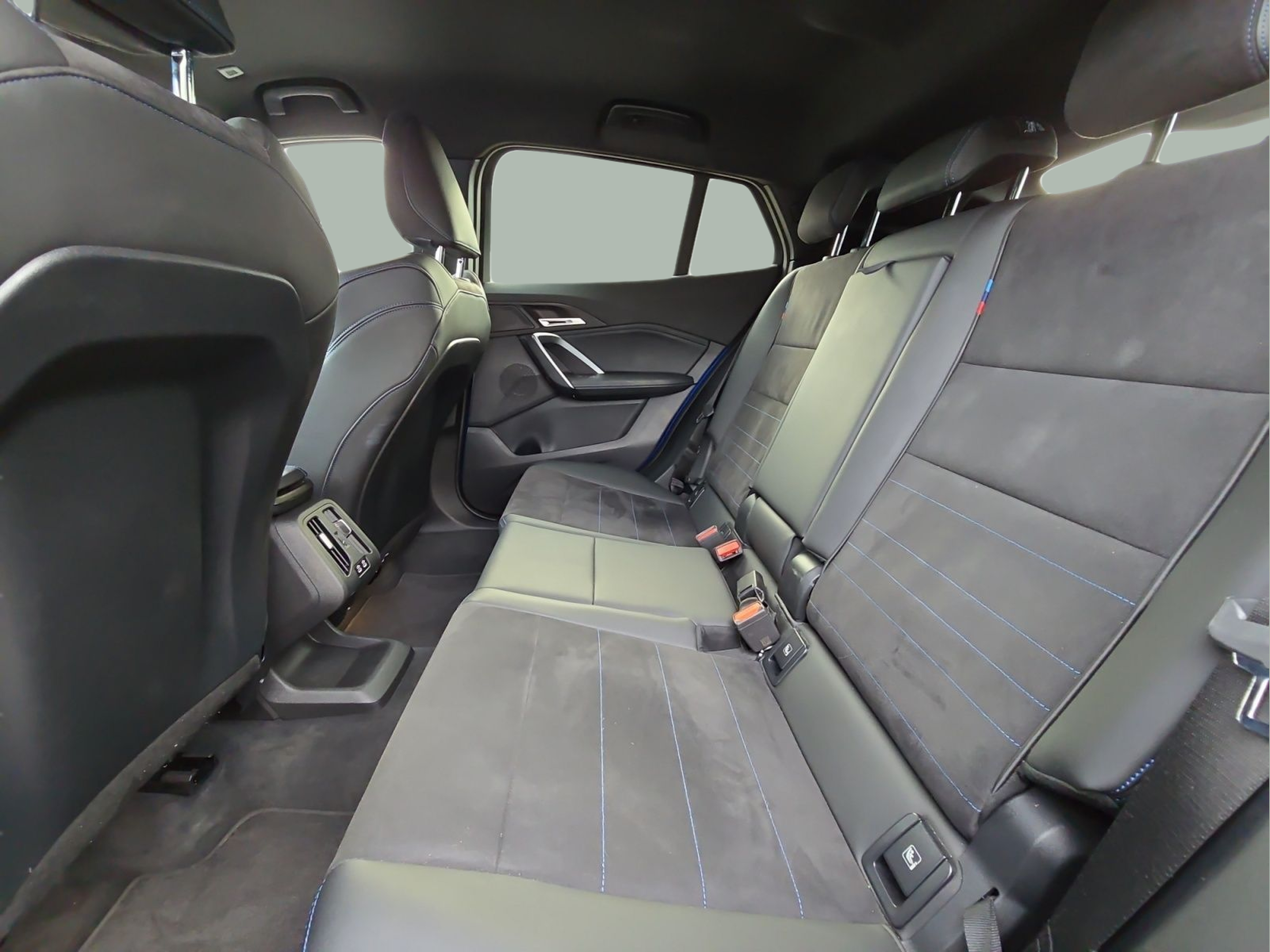 BMW X2 sDrive18d color Azul. Año 2025. 110KW(150CV). Diesel. En concesionario MCoutinho Bomcar Leiria de Leiria