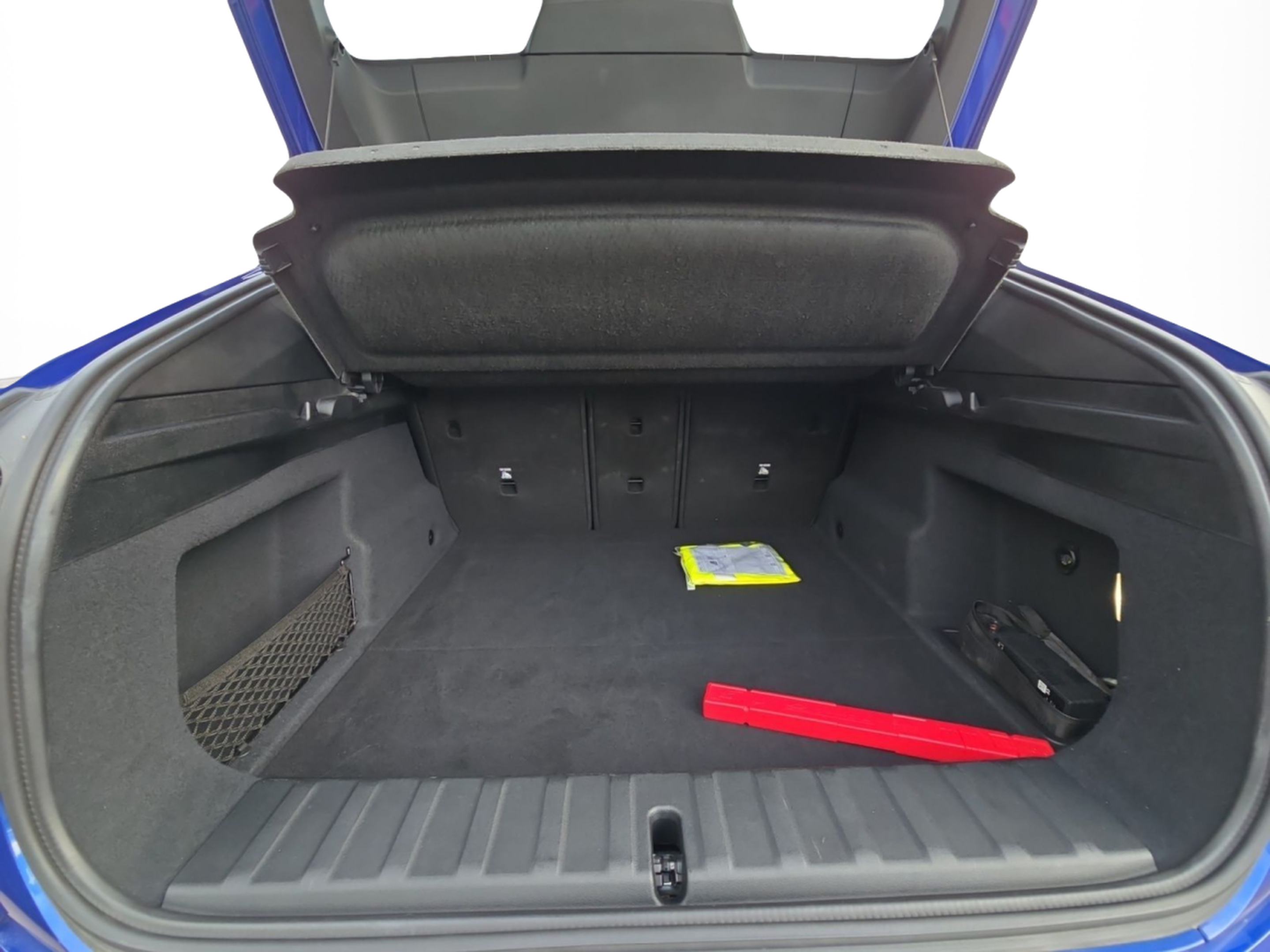 BMW X2 sDrive18d color Azul. Año 2025. 110KW(150CV). Diesel. En concesionario MCoutinho Bomcar Leiria de Leiria