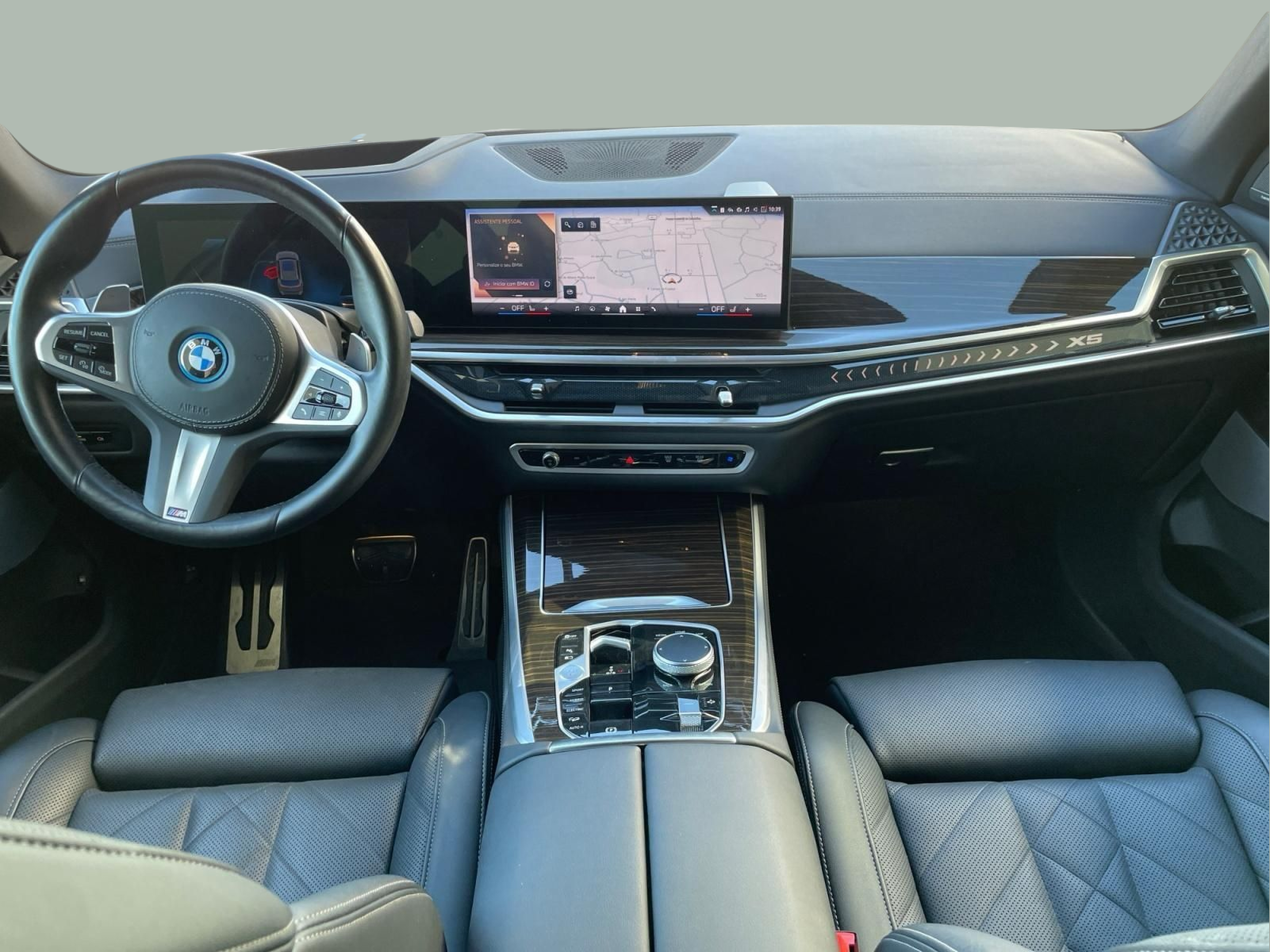 BMW X5 xDrive50e color Gris. Año 2024. 360KW(489CV). Elétrico / Gasolina Híbrido. En concesionario MCoutinho Bomcar Leiria de Leiria