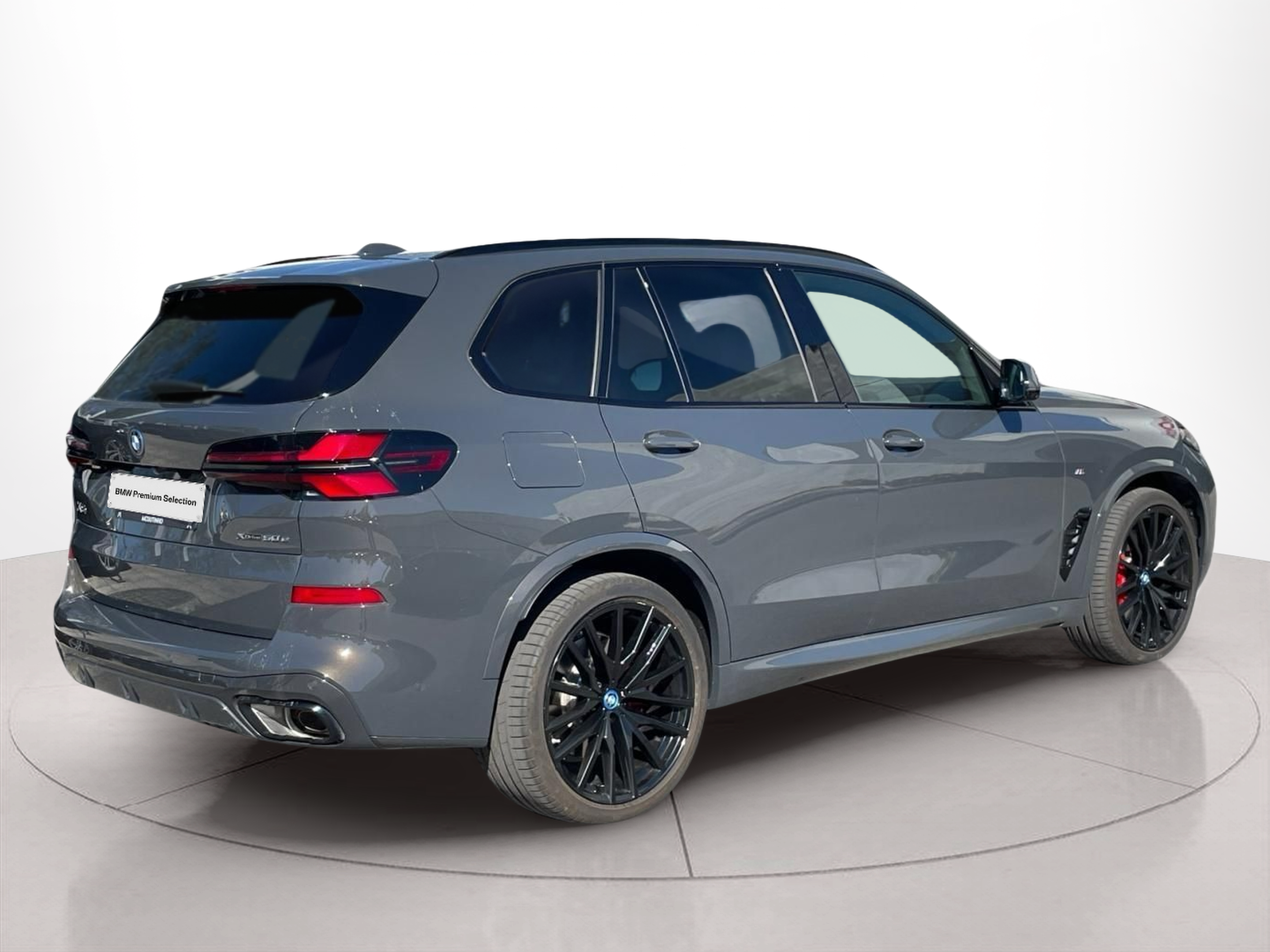 BMW X5 xDrive50e color Gris. Año 2024. 360KW(489CV). Elétrico / Gasolina Híbrido. En concesionario MCoutinho Bomcar Leiria de Leiria