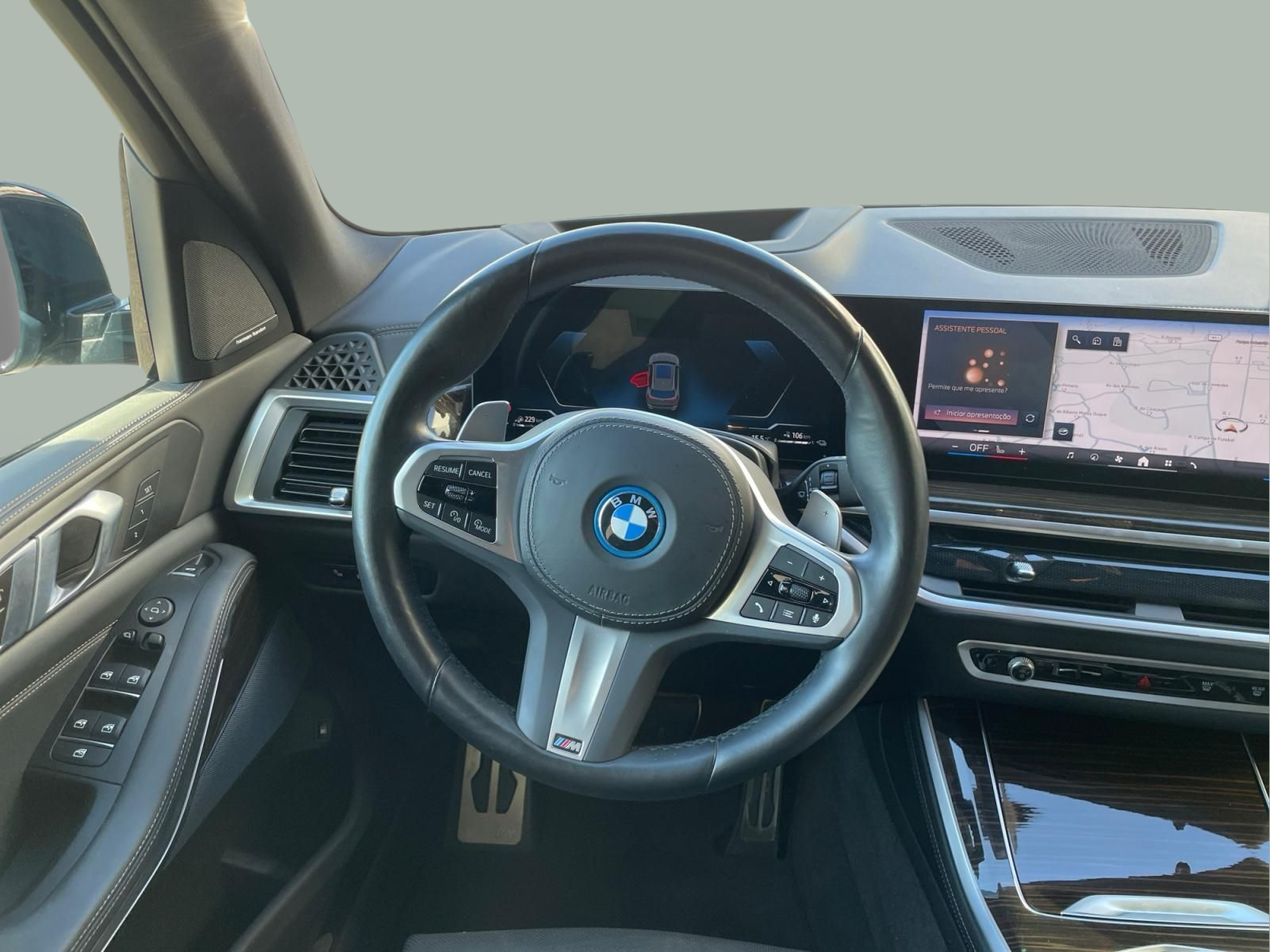 BMW X5 xDrive50e color Gris. Año 2024. 360KW(489CV). Elétrico / Gasolina Híbrido. En concesionario MCoutinho Bomcar Leiria de Leiria