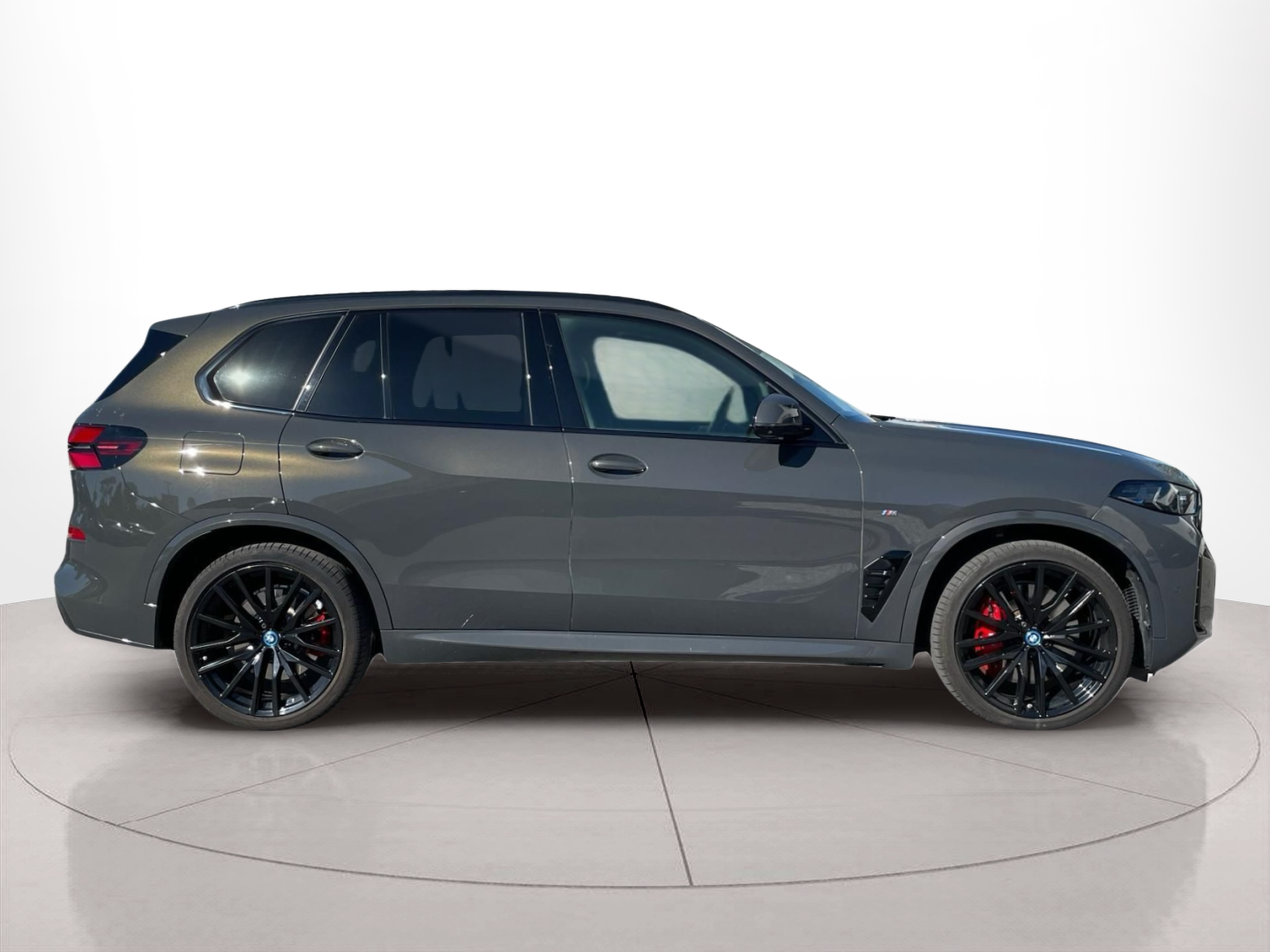 Fotos de BMW X5 xDrive50e color Gris. Año 2024. 360KW(489CV). Elétrico / Gasolina Híbrido. En concesionario MCoutinho Bomcar Leiria de Leiria