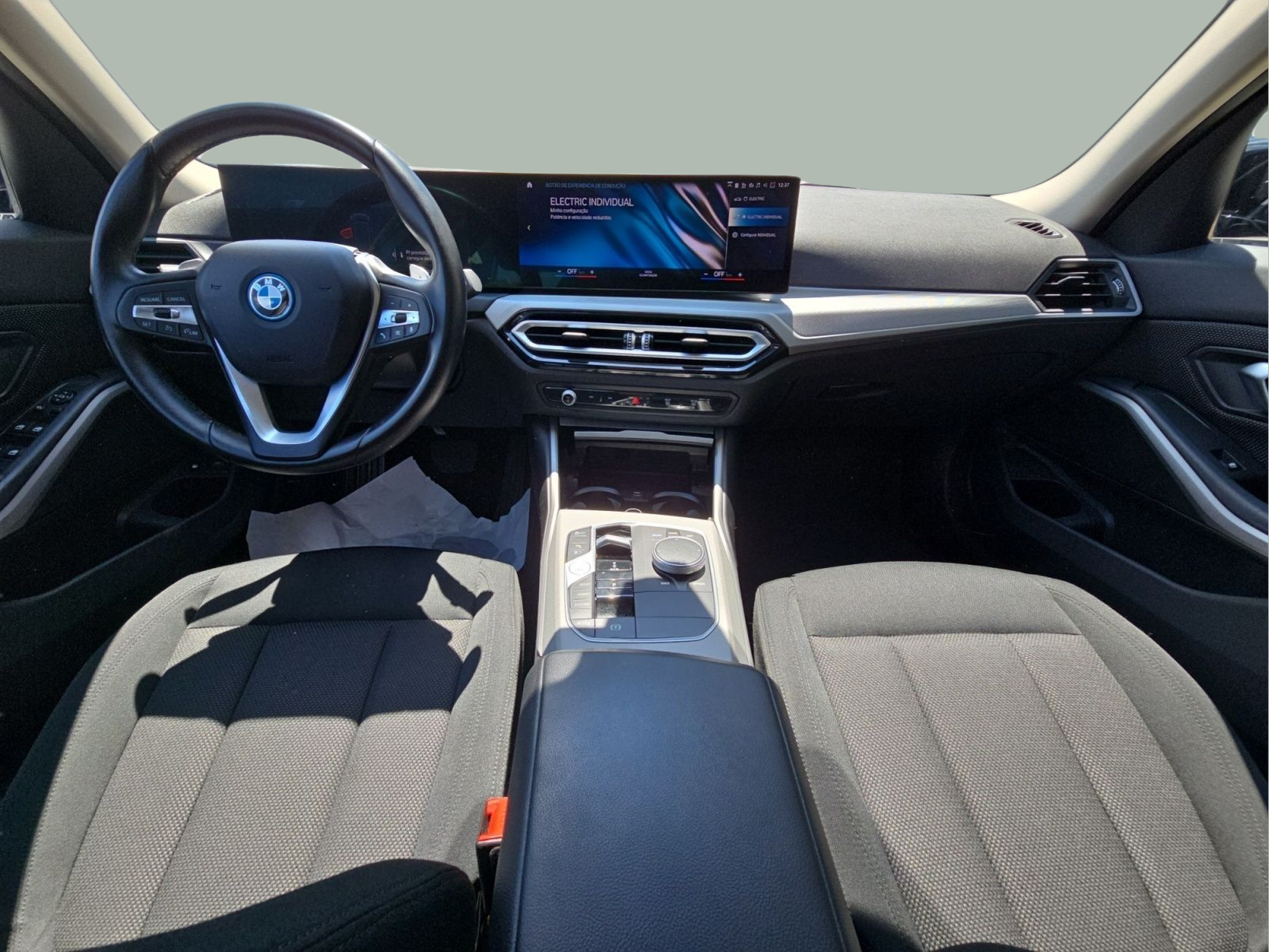 BMW Série 3 320e Touring color Negro. Año 2023. 150KW(204CV). Elétrico / Gasolina Híbrido. En concesionario MCoutinho Bomcar Leiria de Leiria