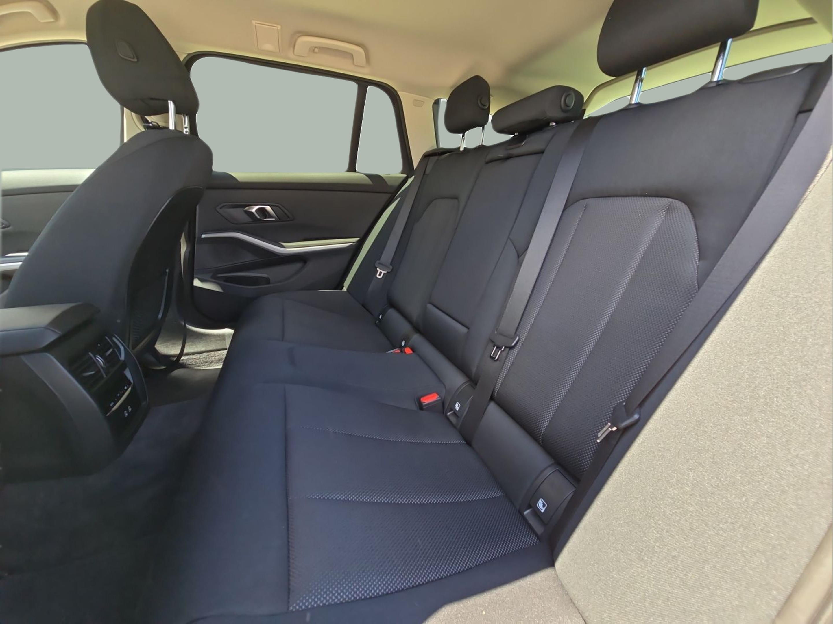 BMW Série 3 320e Touring color Negro. Año 2023. 150KW(204CV). Elétrico / Gasolina Híbrido. En concesionario MCoutinho Bomcar Leiria de Leiria