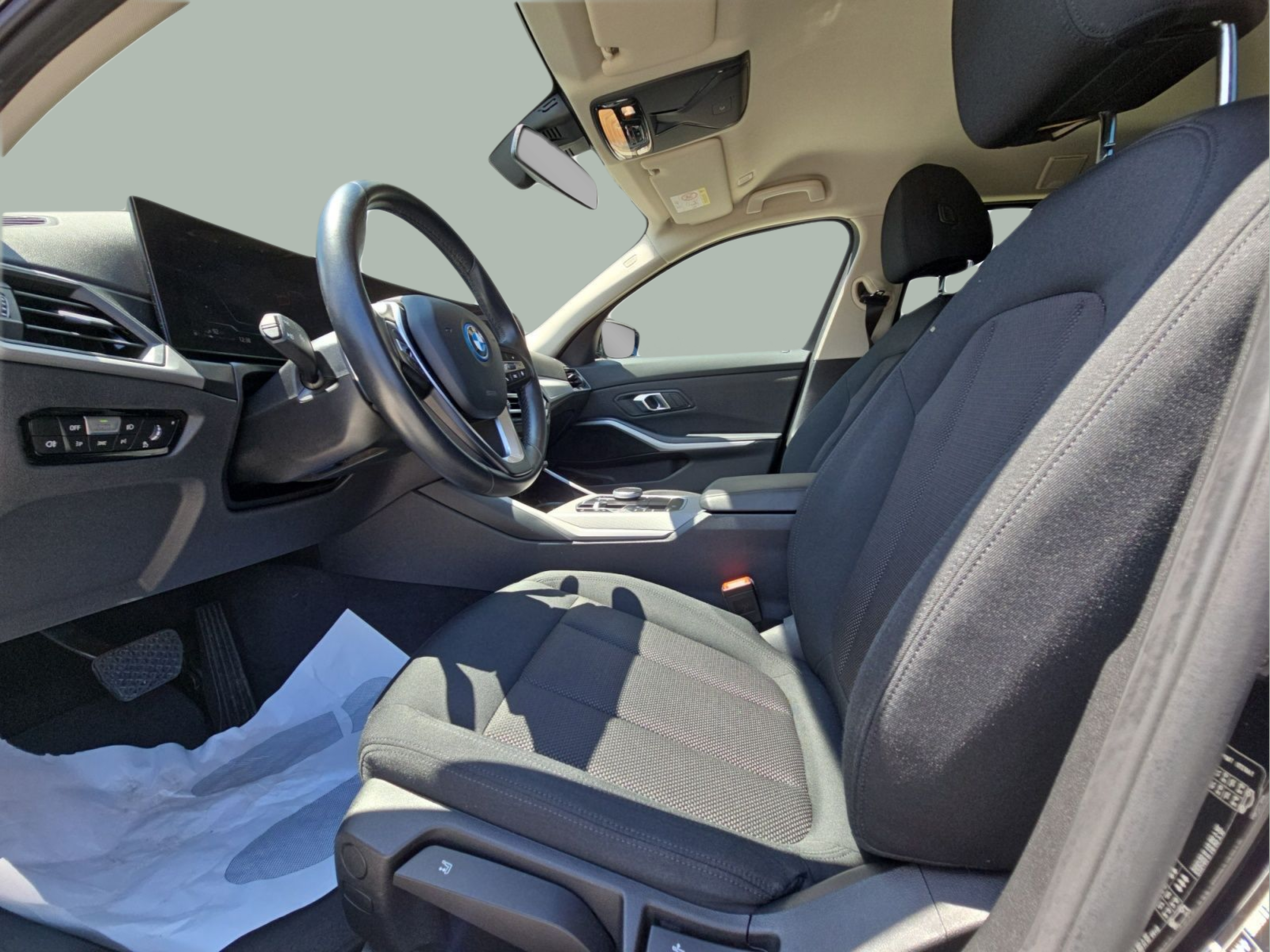 BMW Série 3 320e Touring color Negro. Año 2023. 150KW(204CV). Elétrico / Gasolina Híbrido. En concesionario MCoutinho Bomcar Leiria de Leiria