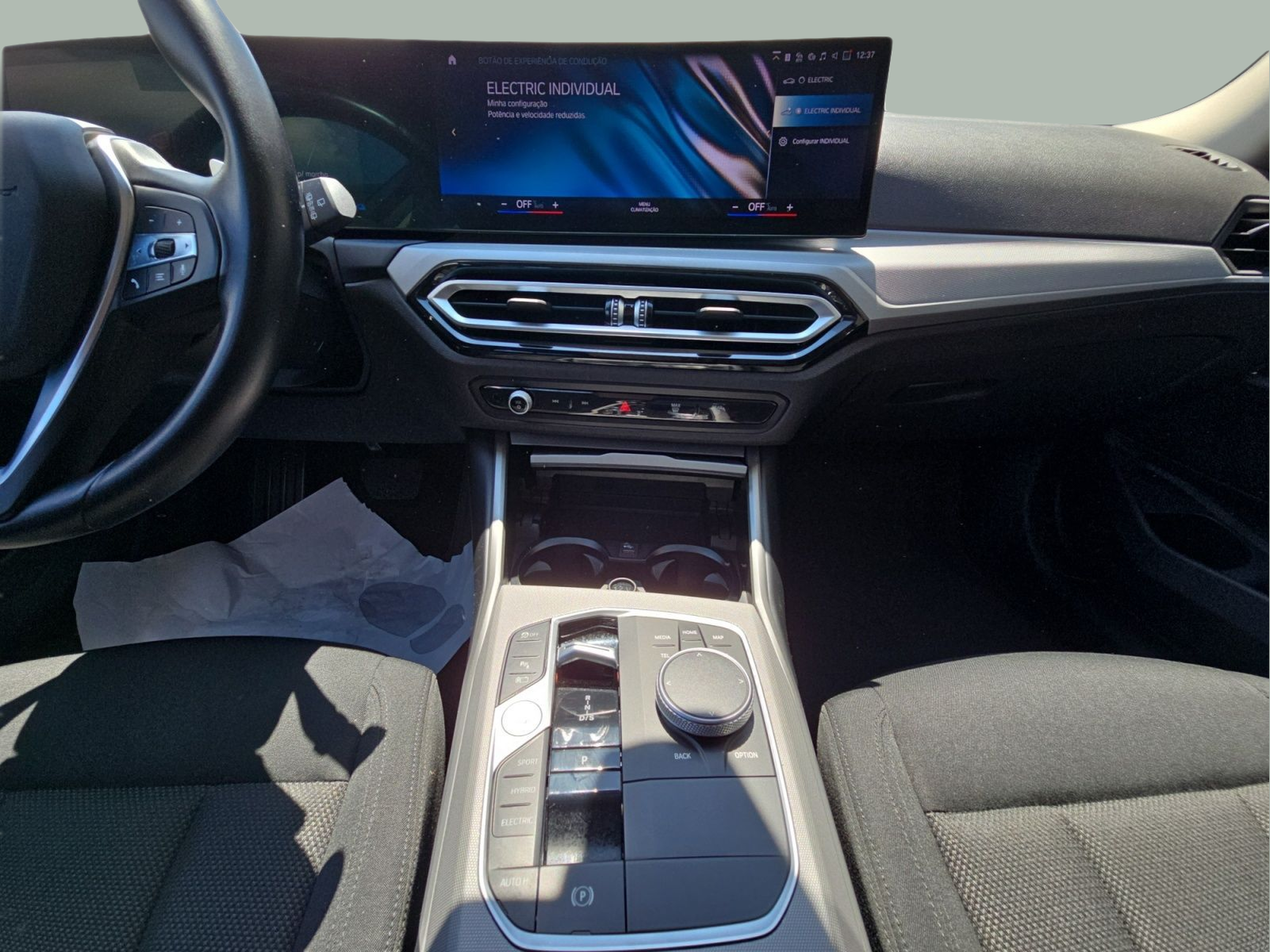 BMW Série 3 320e Touring color Negro. Año 2023. 150KW(204CV). Elétrico / Gasolina Híbrido. En concesionario MCoutinho Bomcar Leiria de Leiria