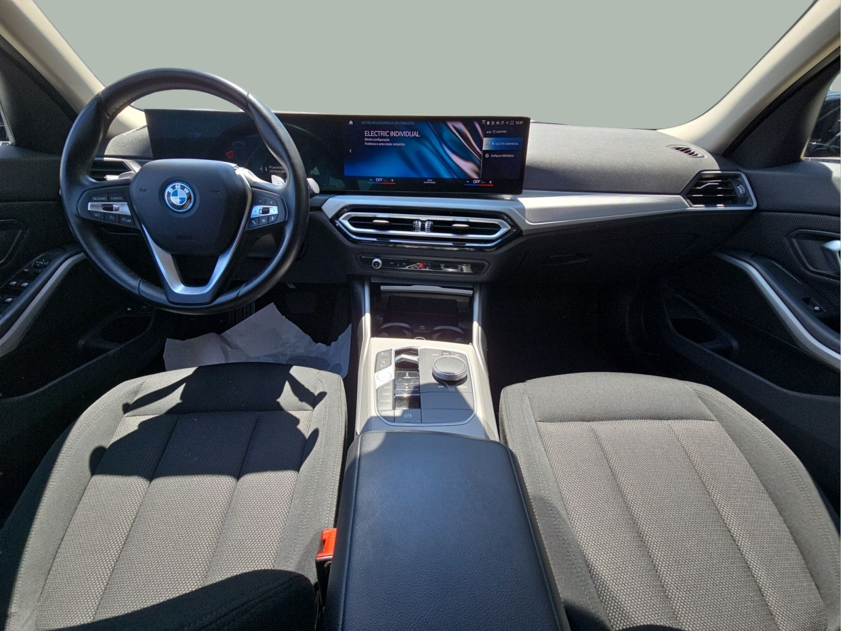 BMW Série 3 320e Touring color Negro. Año 2023. 150KW(204CV). Elétrico / Gasolina Híbrido. En concesionario MCoutinho Bomcar Leiria de Leiria