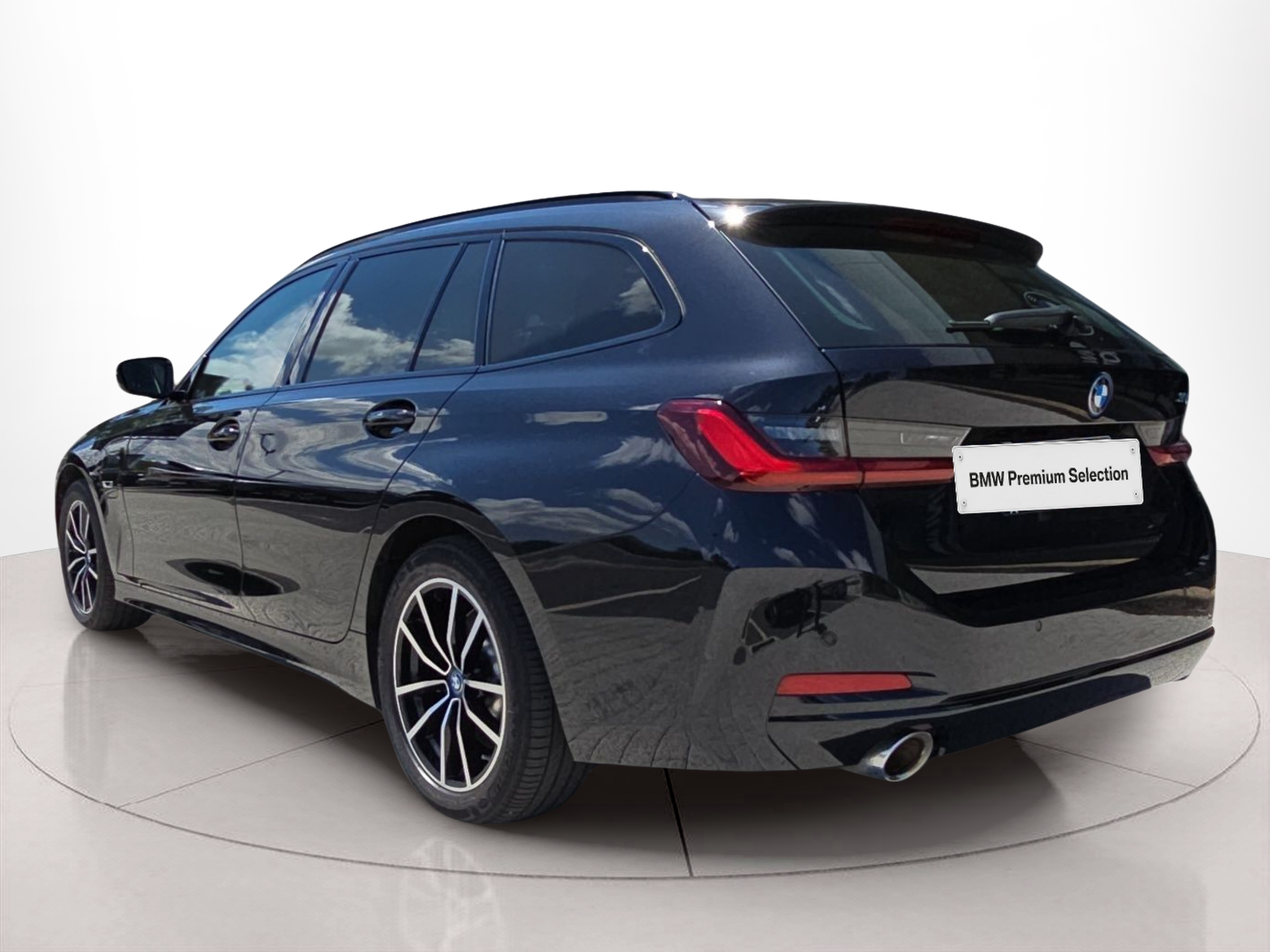 BMW Série 3 320e Touring color Negro. Año 2023. 150KW(204CV). Elétrico / Gasolina Híbrido. En concesionario MCoutinho Bomcar Leiria de Leiria