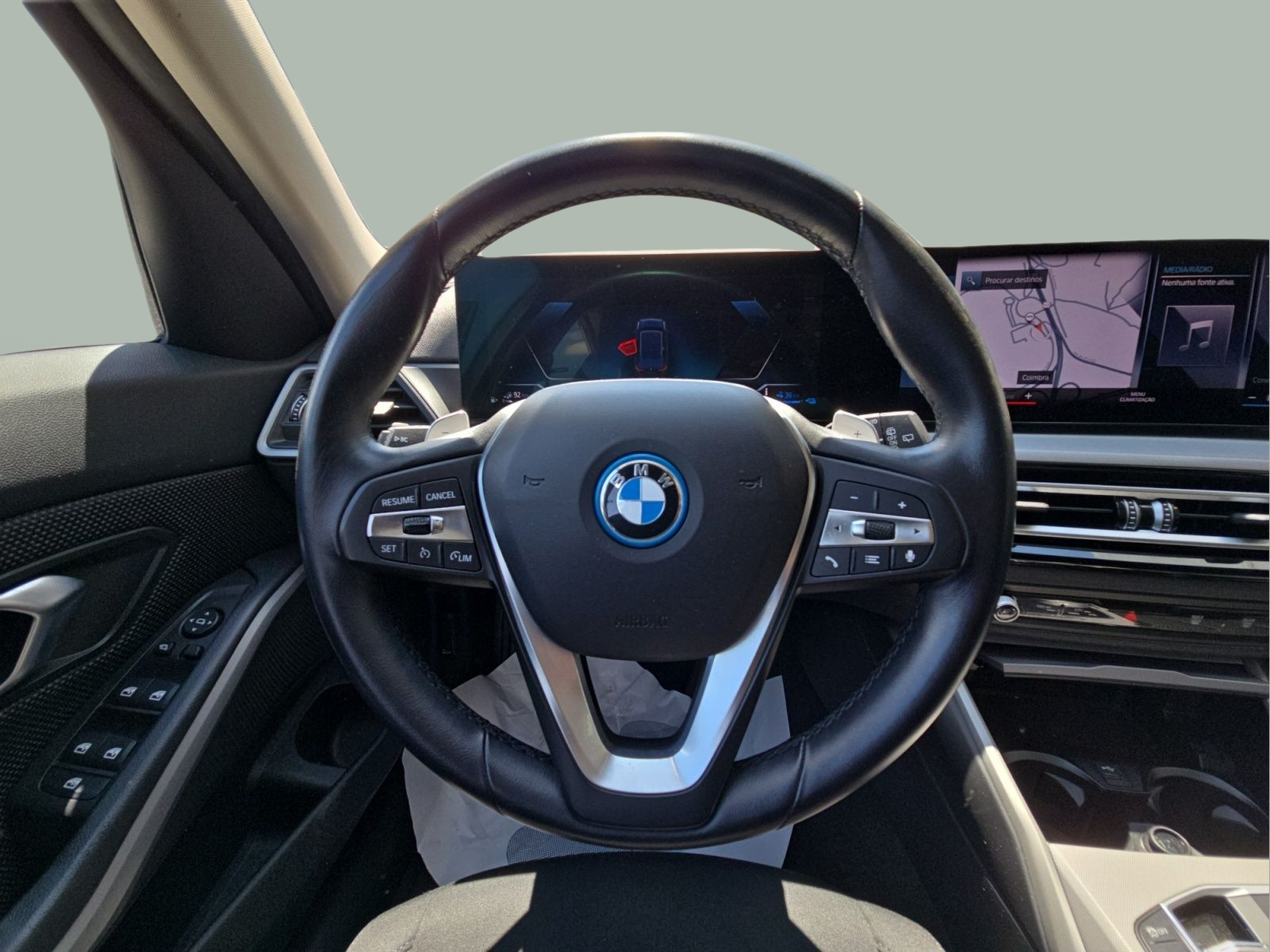 BMW Série 3 320e Touring color Negro. Año 2023. 150KW(204CV). Elétrico / Gasolina Híbrido. En concesionario MCoutinho Bomcar Leiria de Leiria